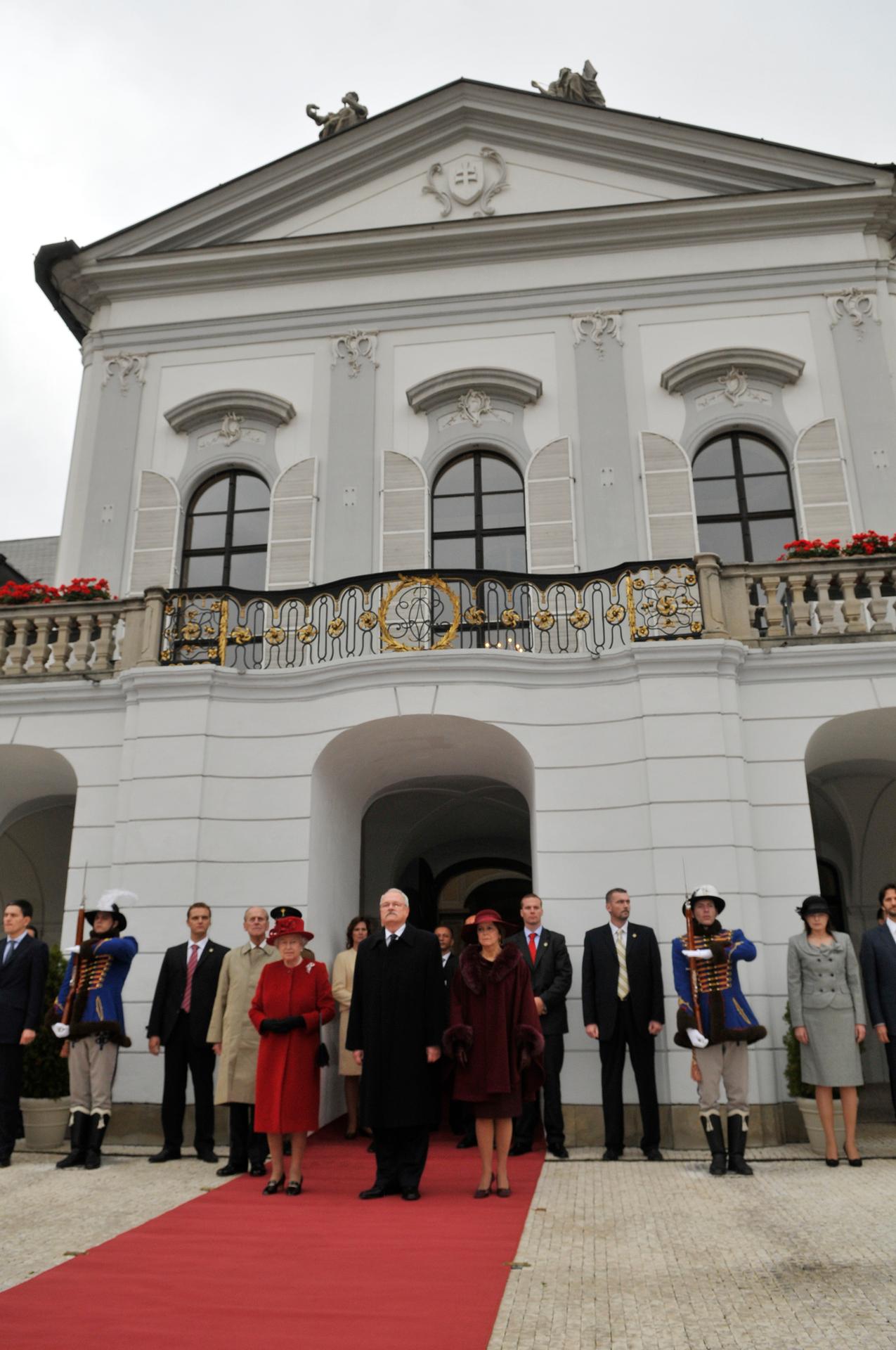 Privítanie britského kráľovského páru na nádvorí Prezidentského paláca.