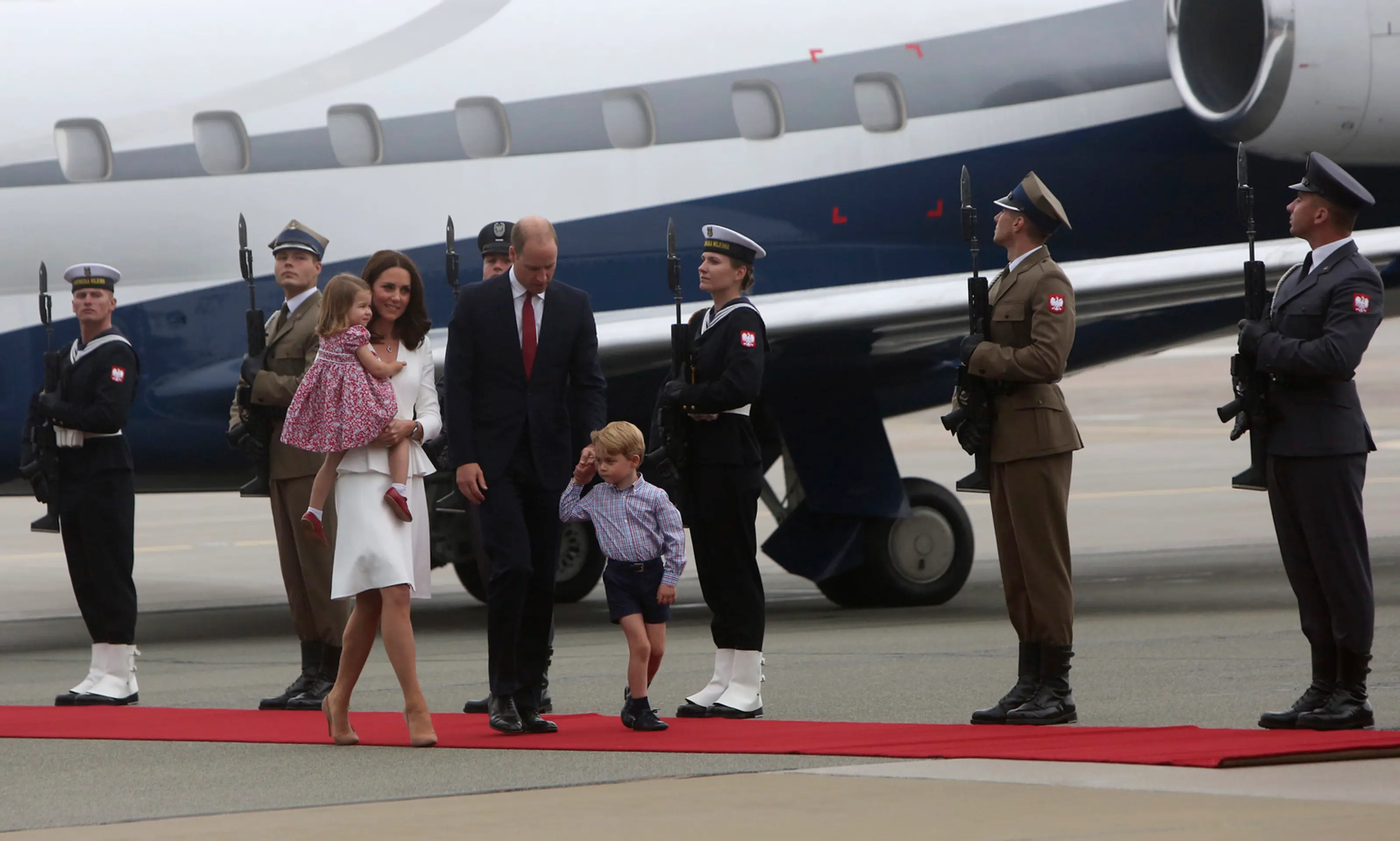 Kate a William sú už v Poľsku. Prišli aj s deťmi