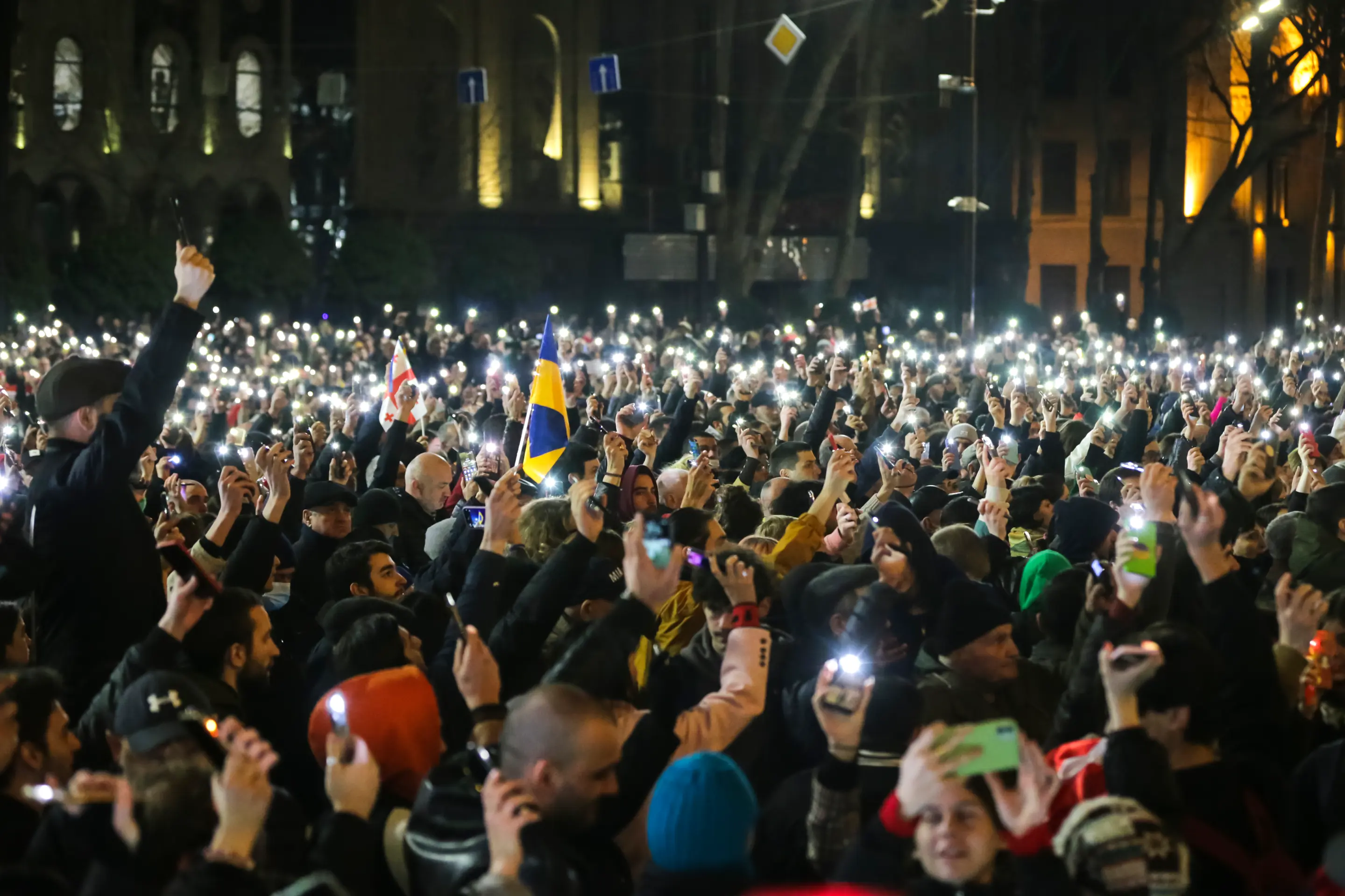 Na snímke protestujúci sa zhromažďujú pred budovou parlamentu 7. marca 2023 v Tbilisi. 