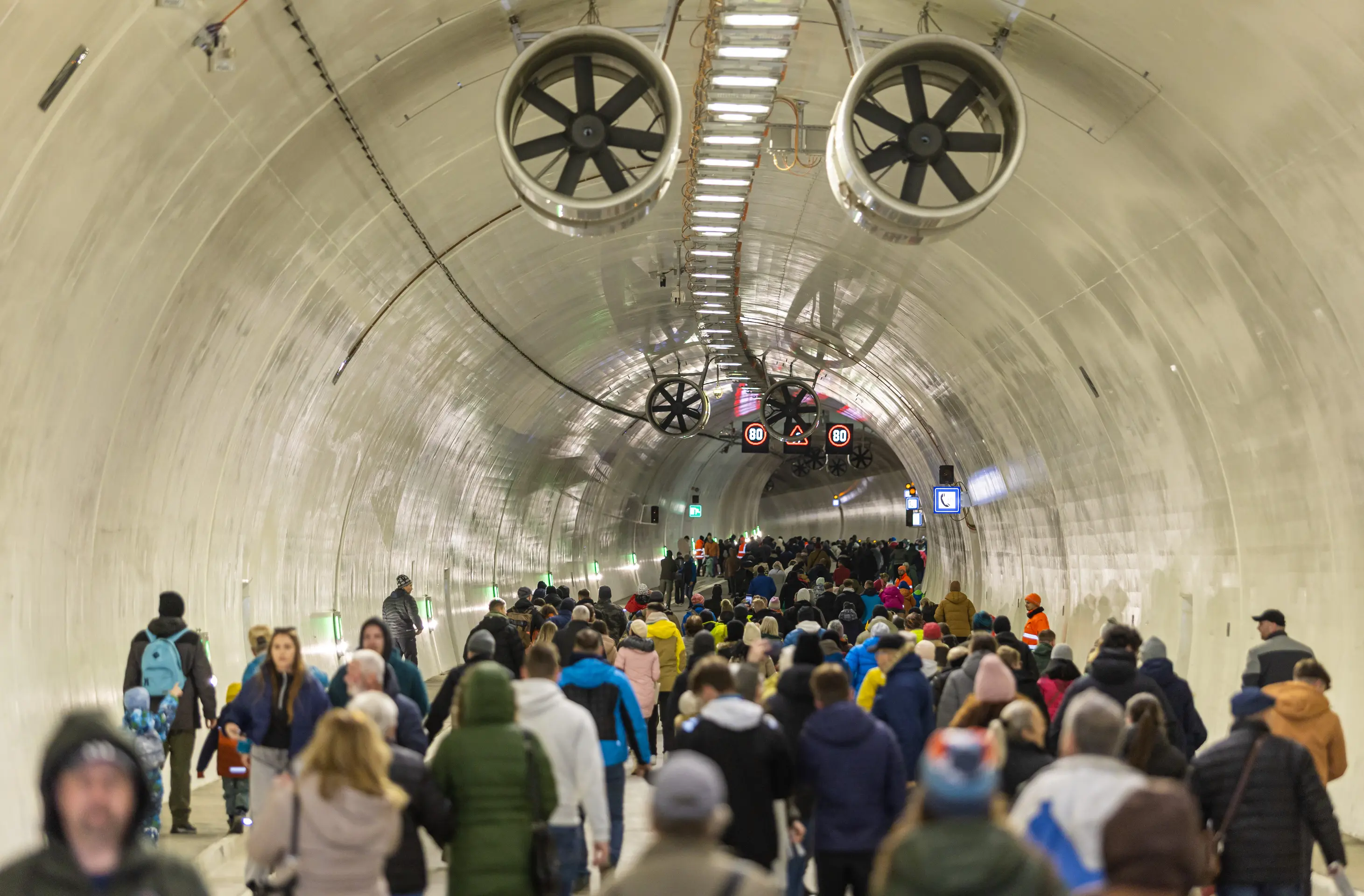 Ľudia prechádzajú tunelom Višňové počas podujatia Deň otvoreného tunela Višňové.