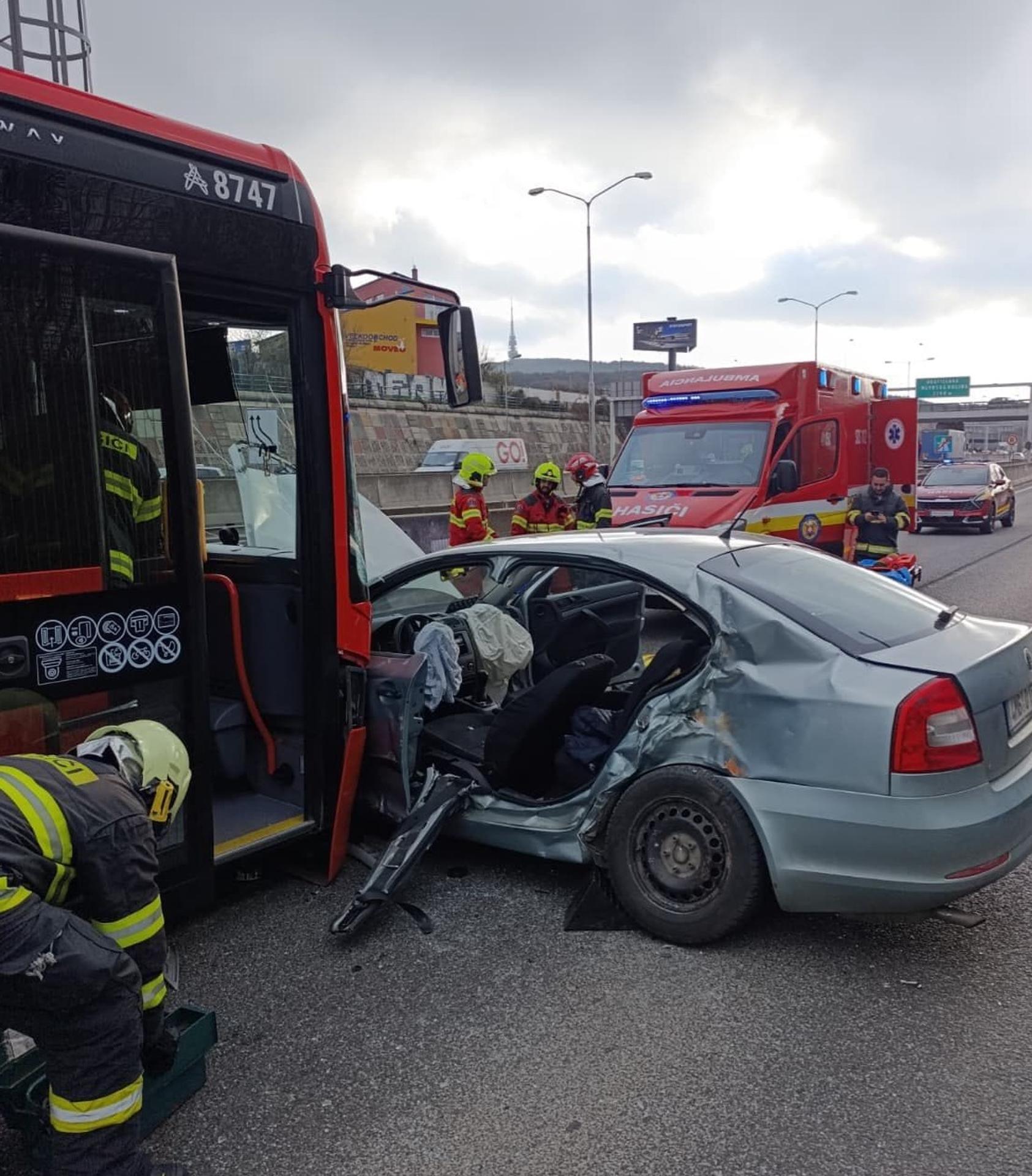 Autobus sa zrazil so Škodou.