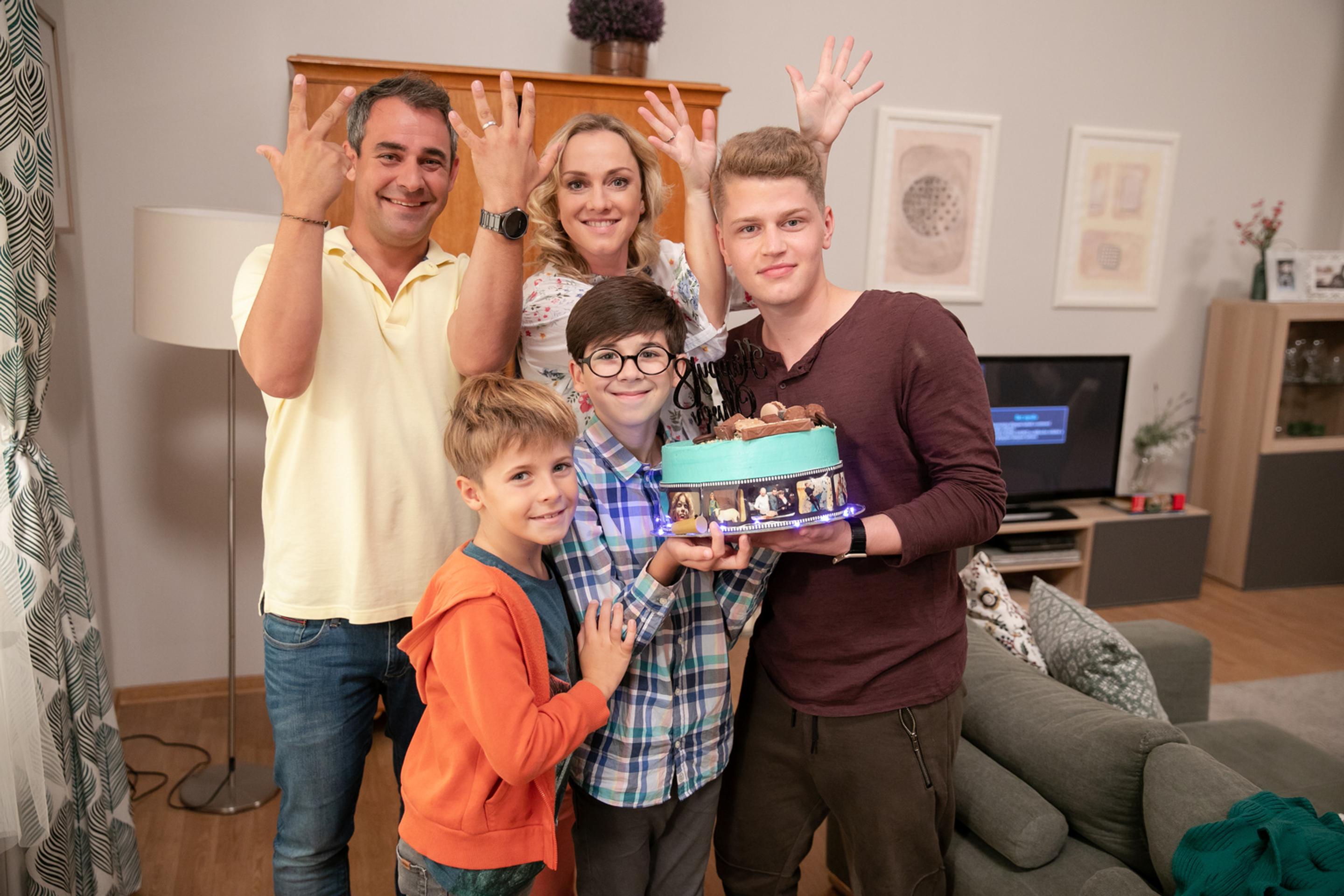 Oliver Oswald so seriálovou rodinou.