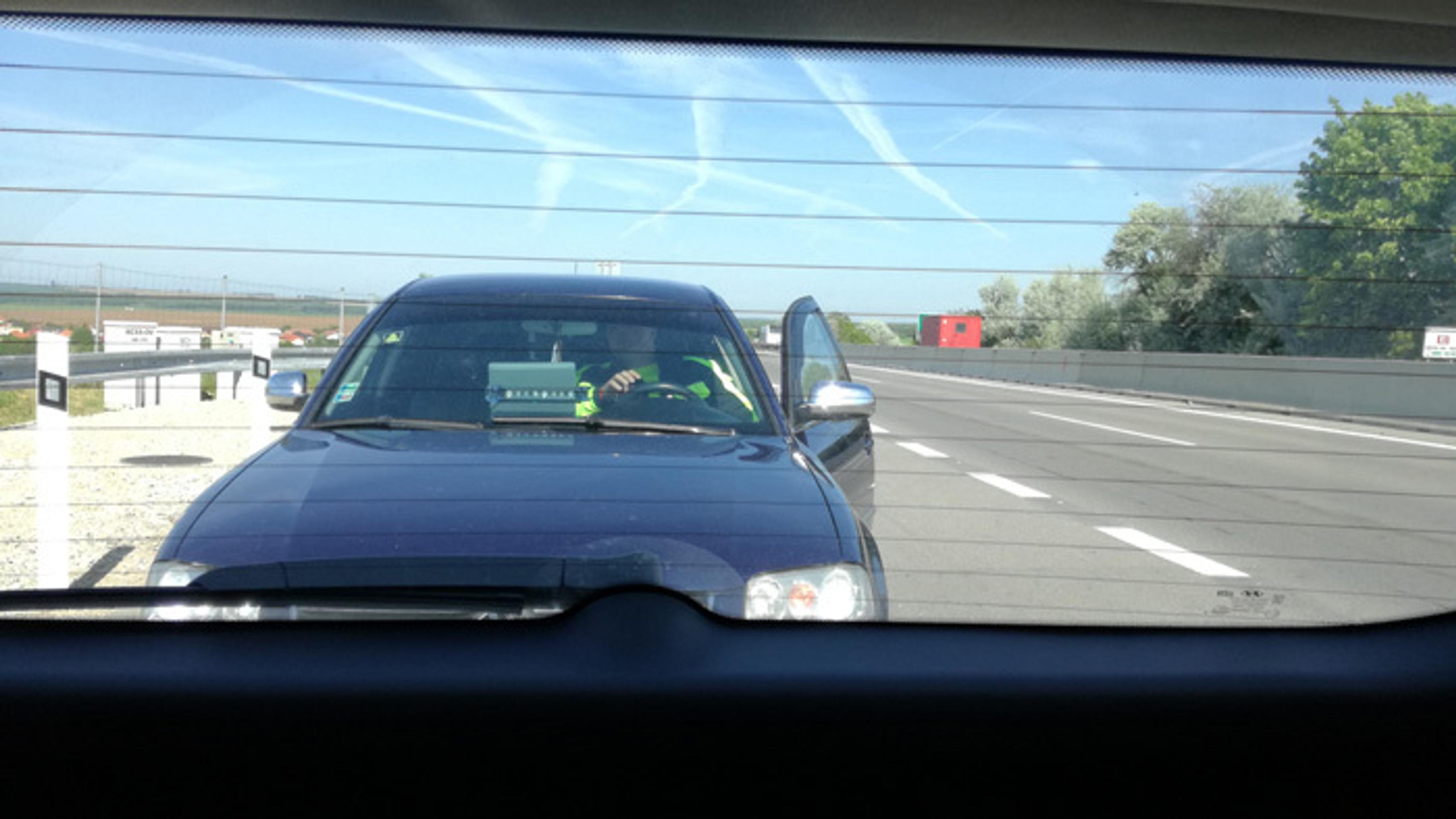 Auto s falošným policajtom, ktorý na R1 vyberá pokuty za rýchlosť.