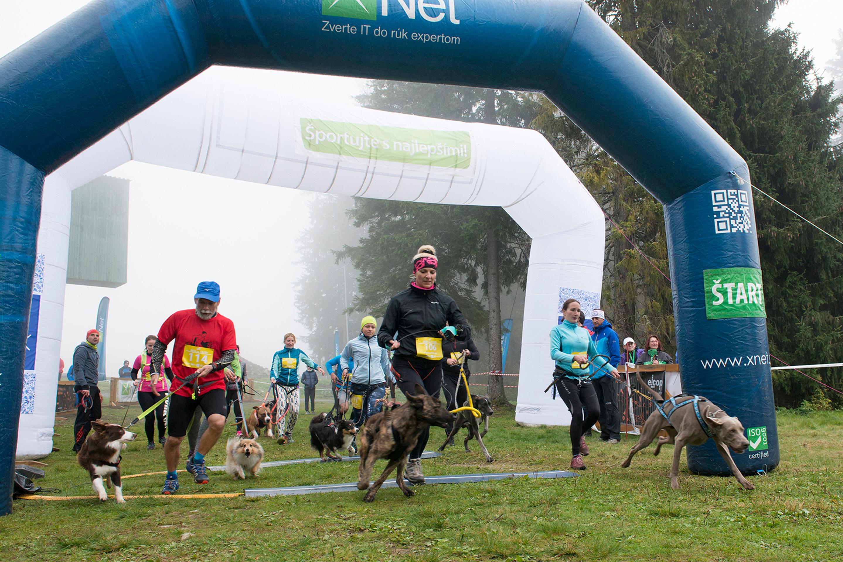 Nechýbali medzi nimi deti a psíčkári. 