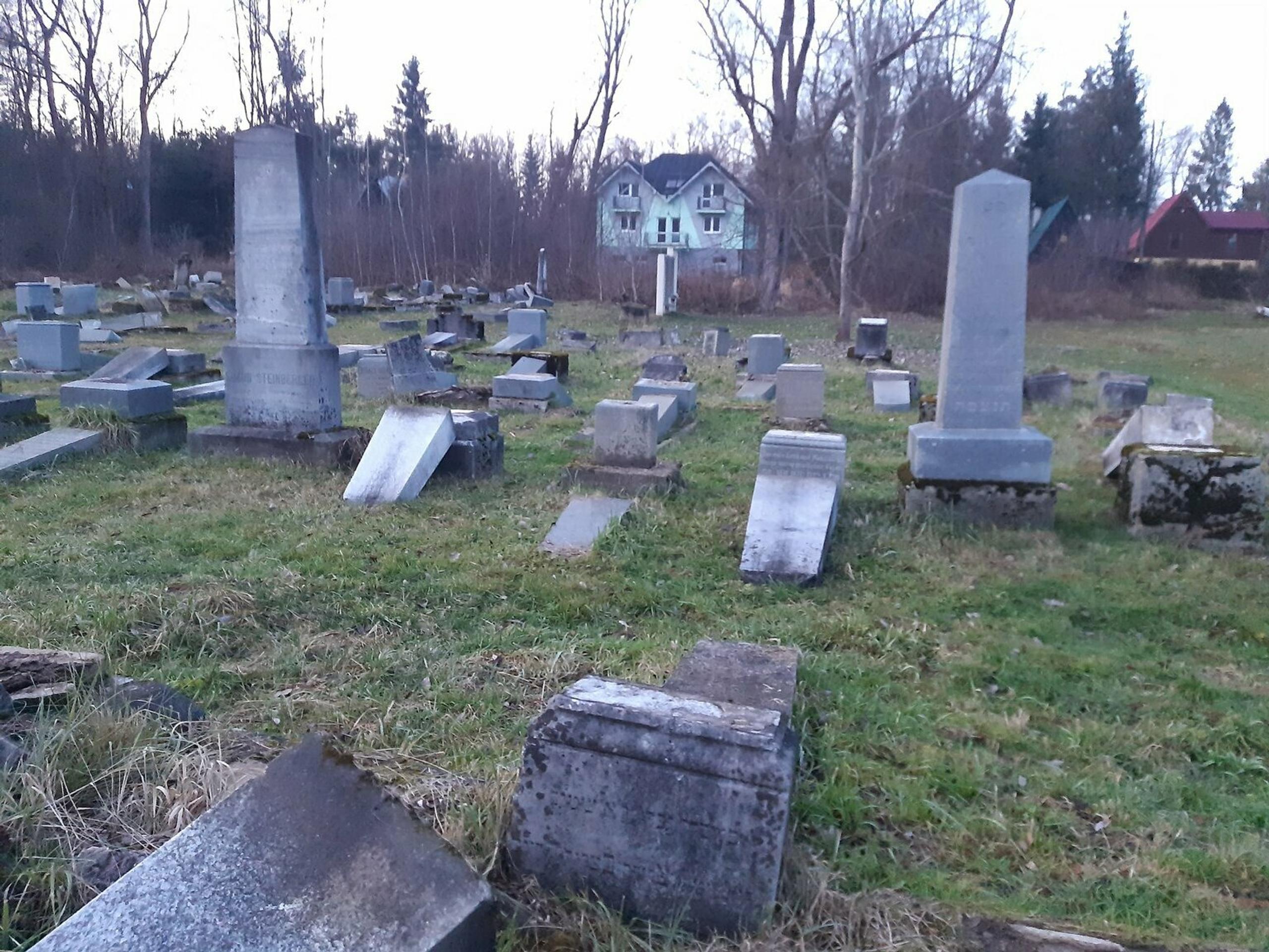 Zničený židovský cintorín v Námestove.