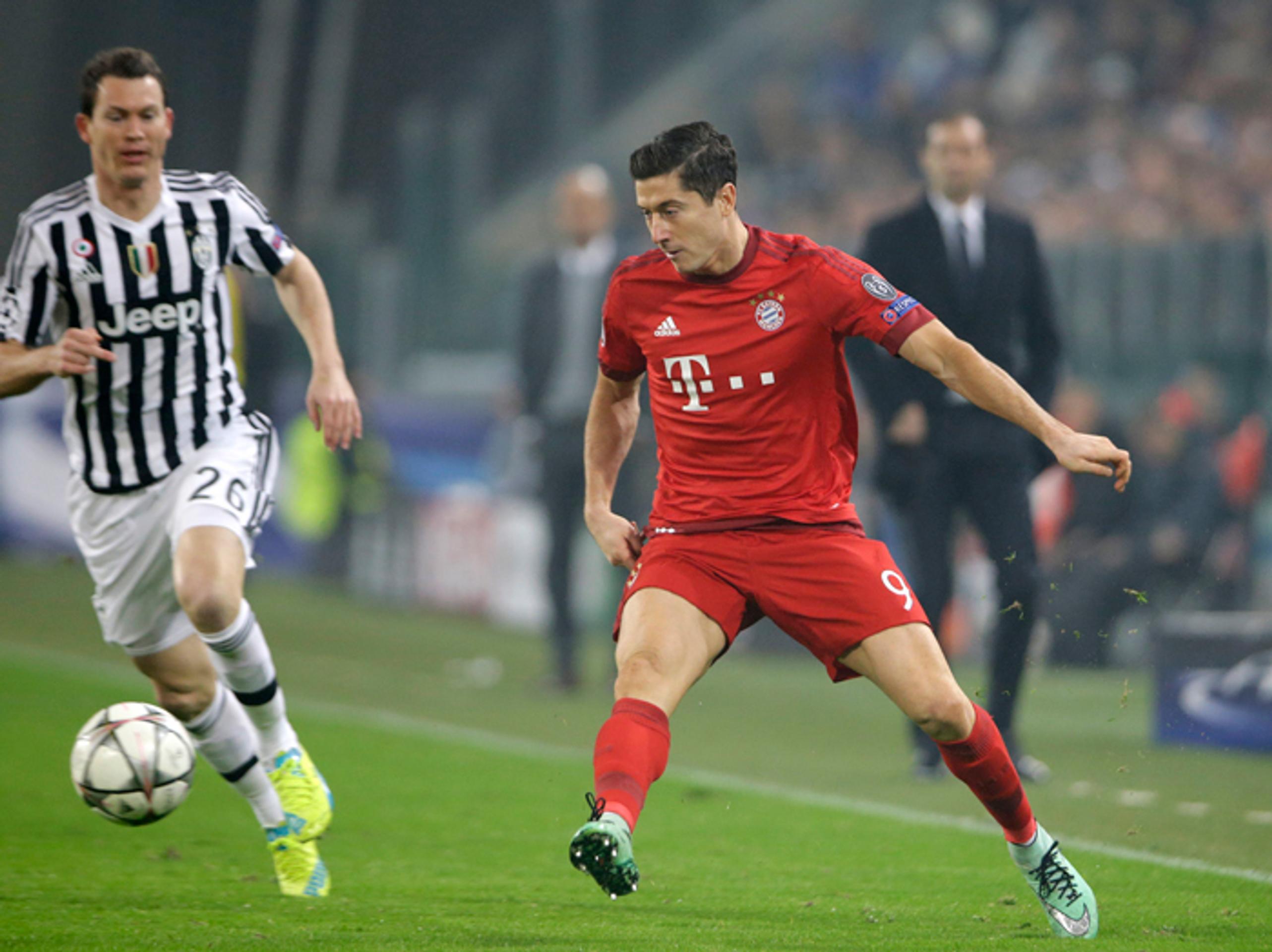 Vľavo hráč Stephan Lichtsteiner (Juventus) a Robert Lewandowski (Bayern) v osemfinále LM.