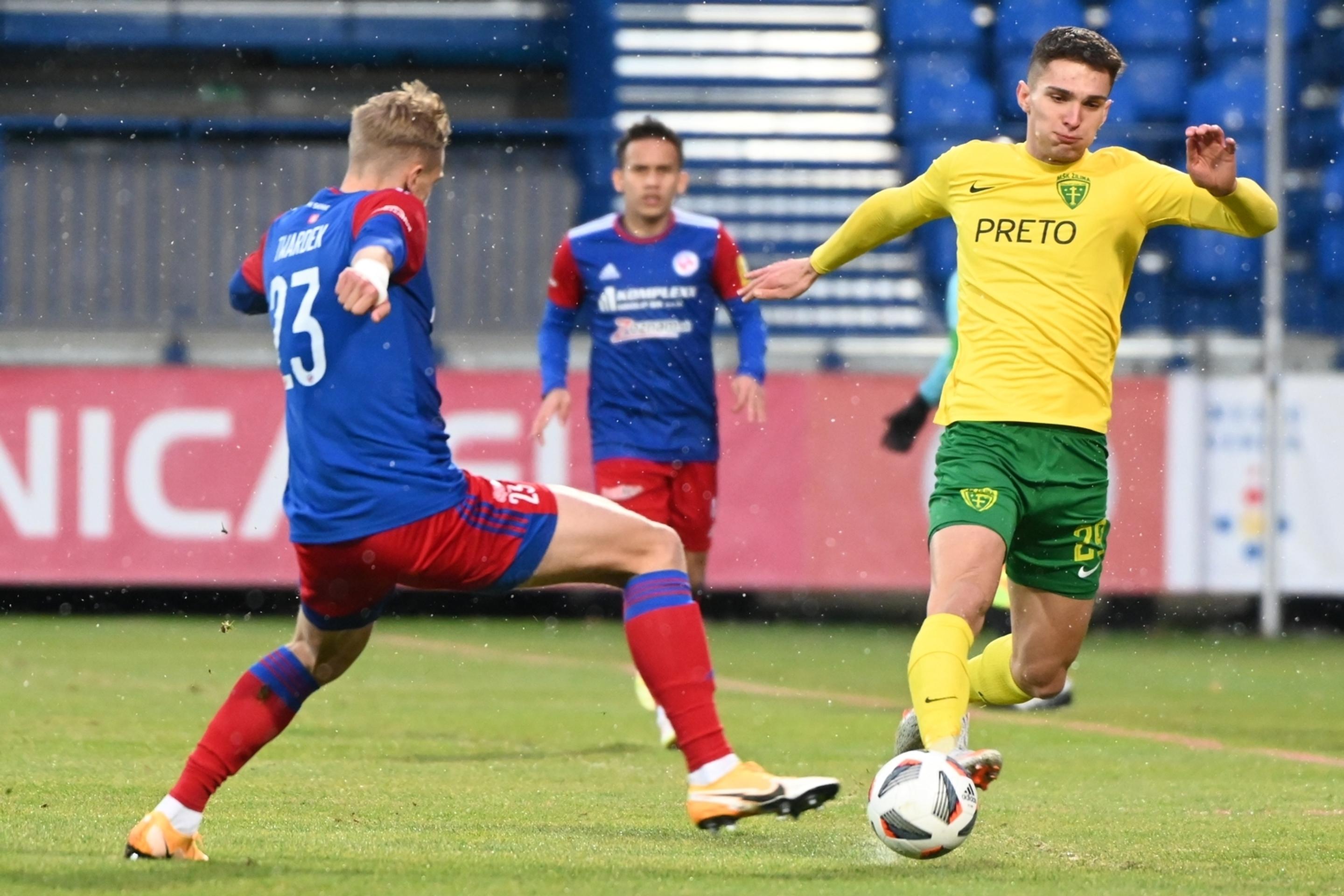 Sprava Žilinčan Dávid Ďuriš a Seničan Kristopher Twardek v dohrávke 16. kola Fortuna ligy .