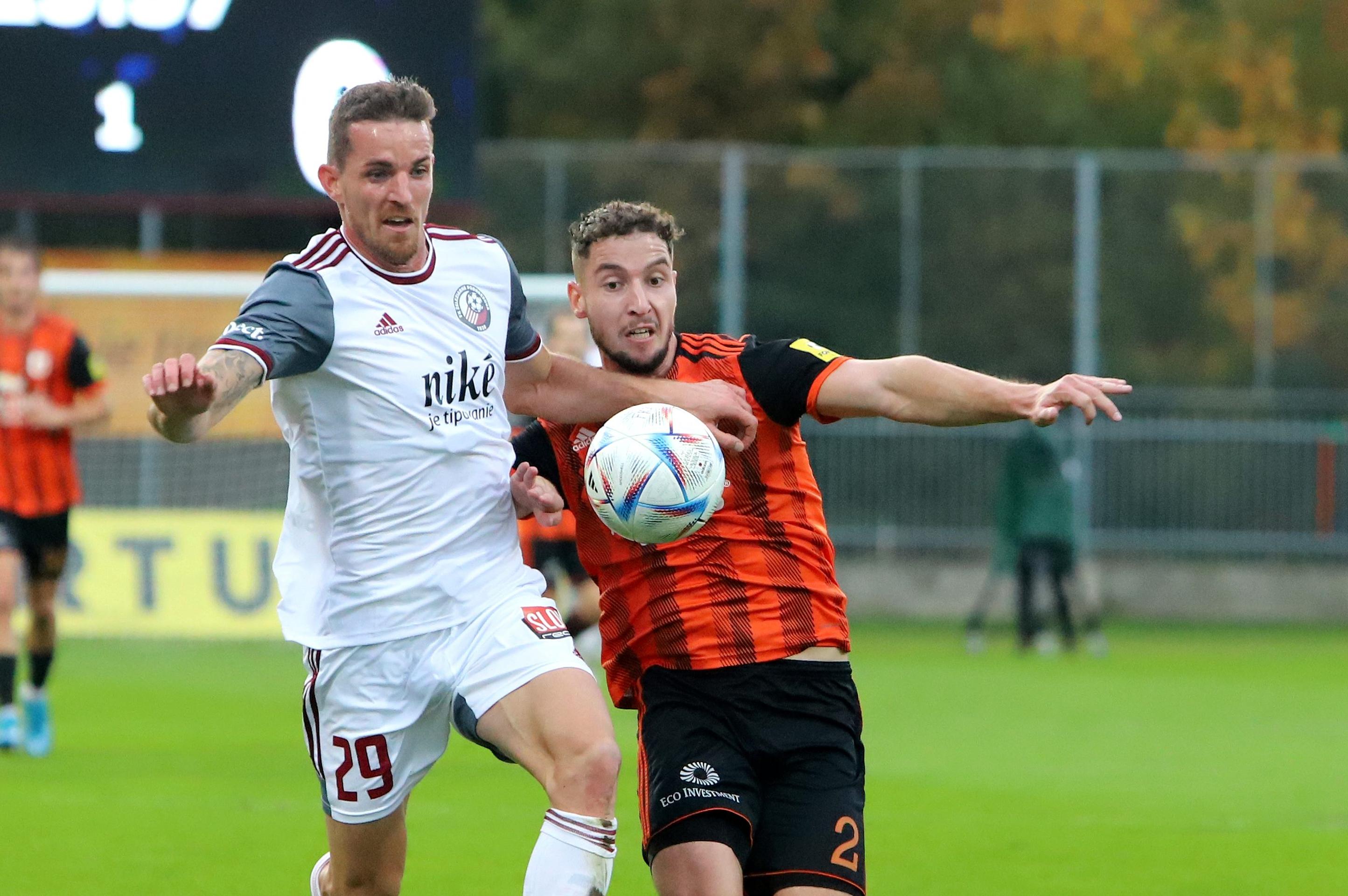 Zľava Marek Kuzma (Podbrezová) a Alexander Mojžiš (Ružomberok) počas zápasu Fortuna ligy.