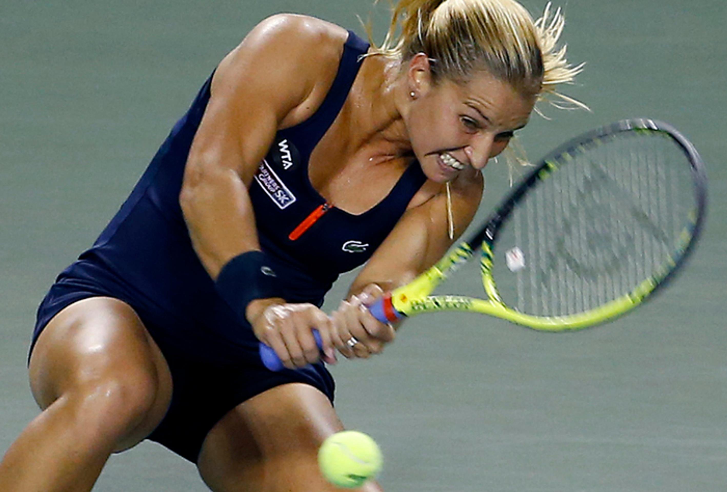 Dominika Cibulková odvracia loptičku Chorvátke Mirjane Lučičovej-Baroniovej.