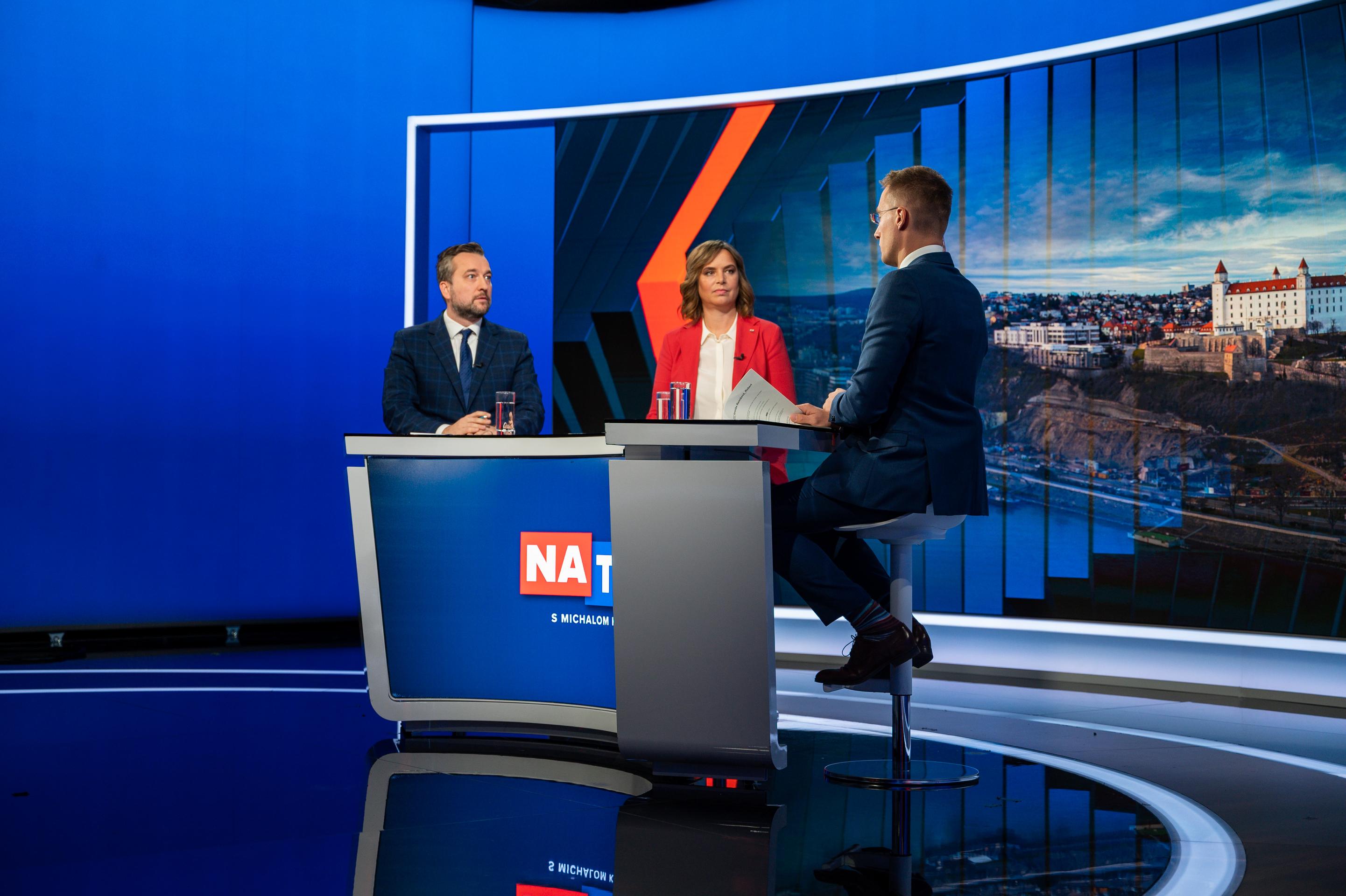 Veronika Remišová (Za ľudí) a Ľuboš Blaha (Smer-SD) v relácii Na telo.