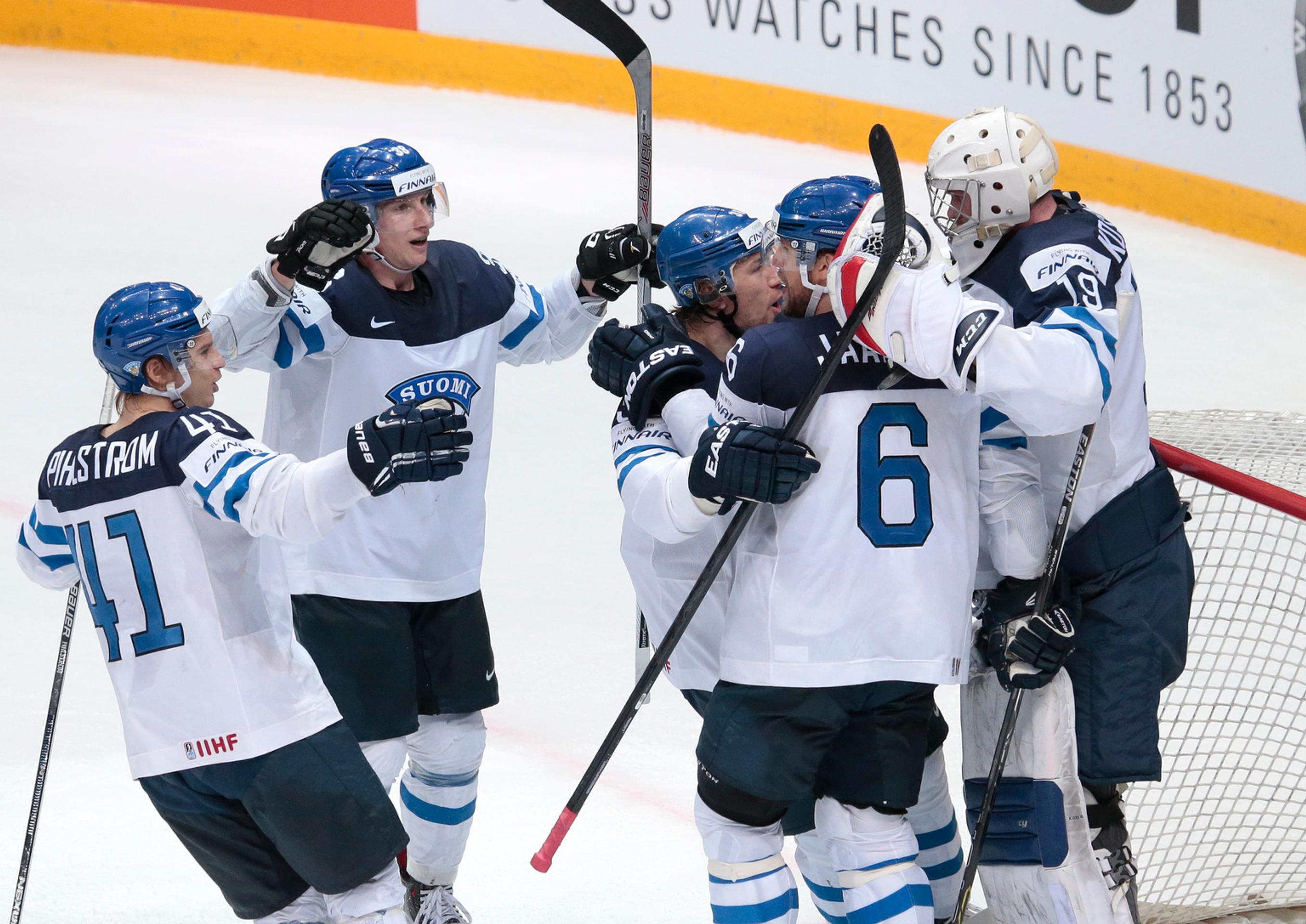 Fínski hokejisti oslavujú víťazstvo nad Ruskom 3:1 v semifinále MS v Rusku.