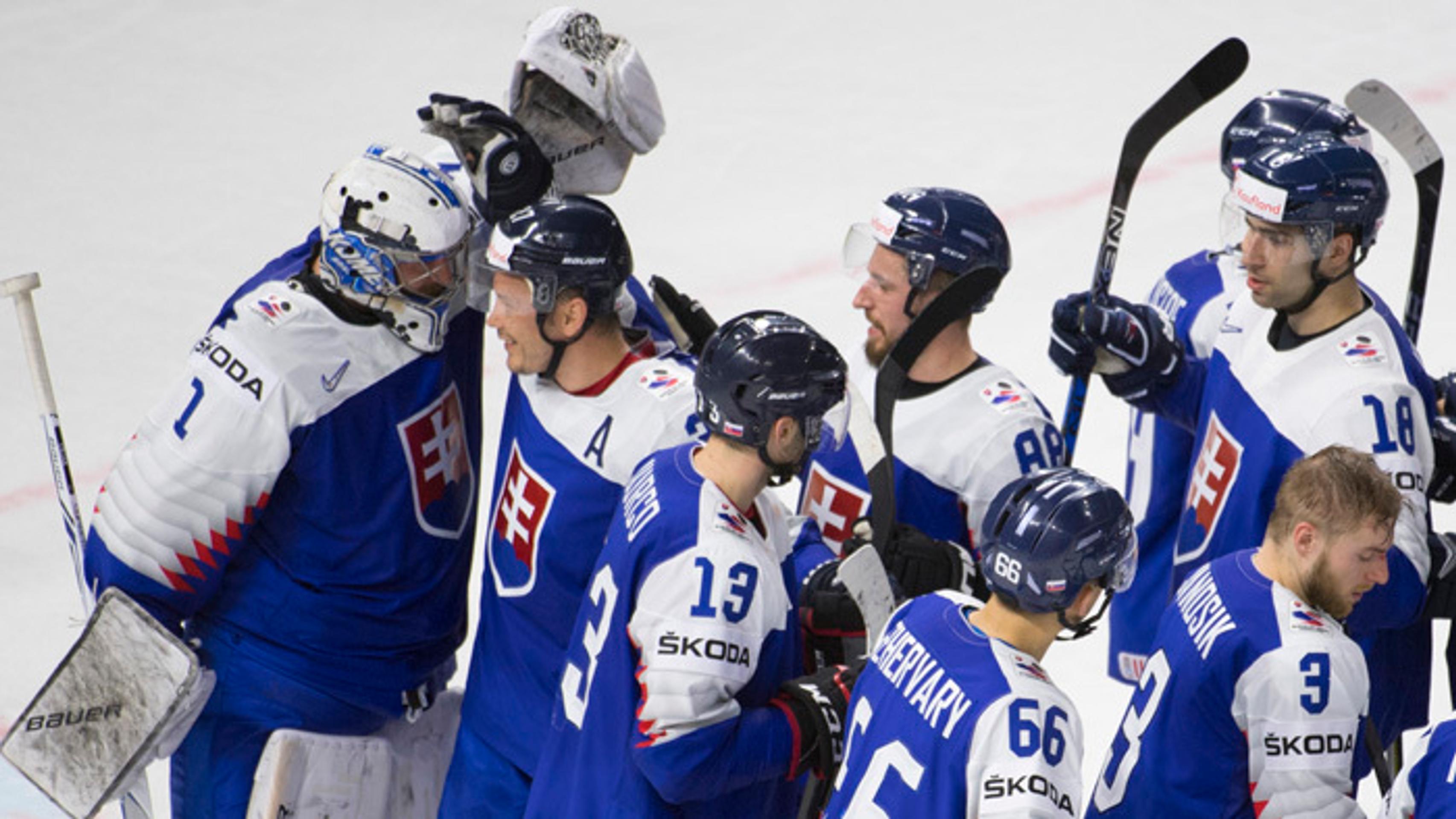 Slovenskí reprezentanti sa tešia z víťazstva nad Francúzskom
