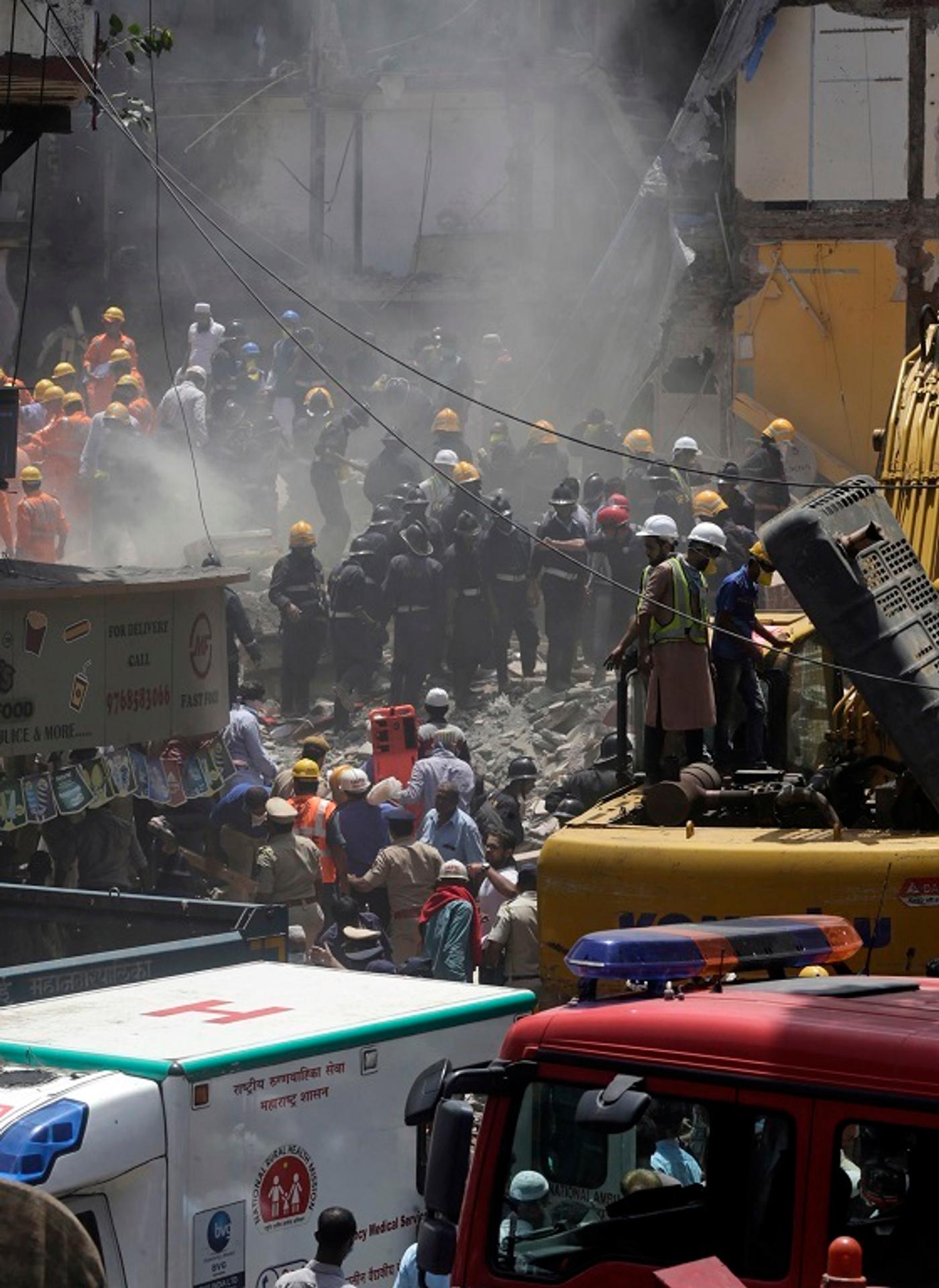 V indickom Bombaji sa zrútila budova