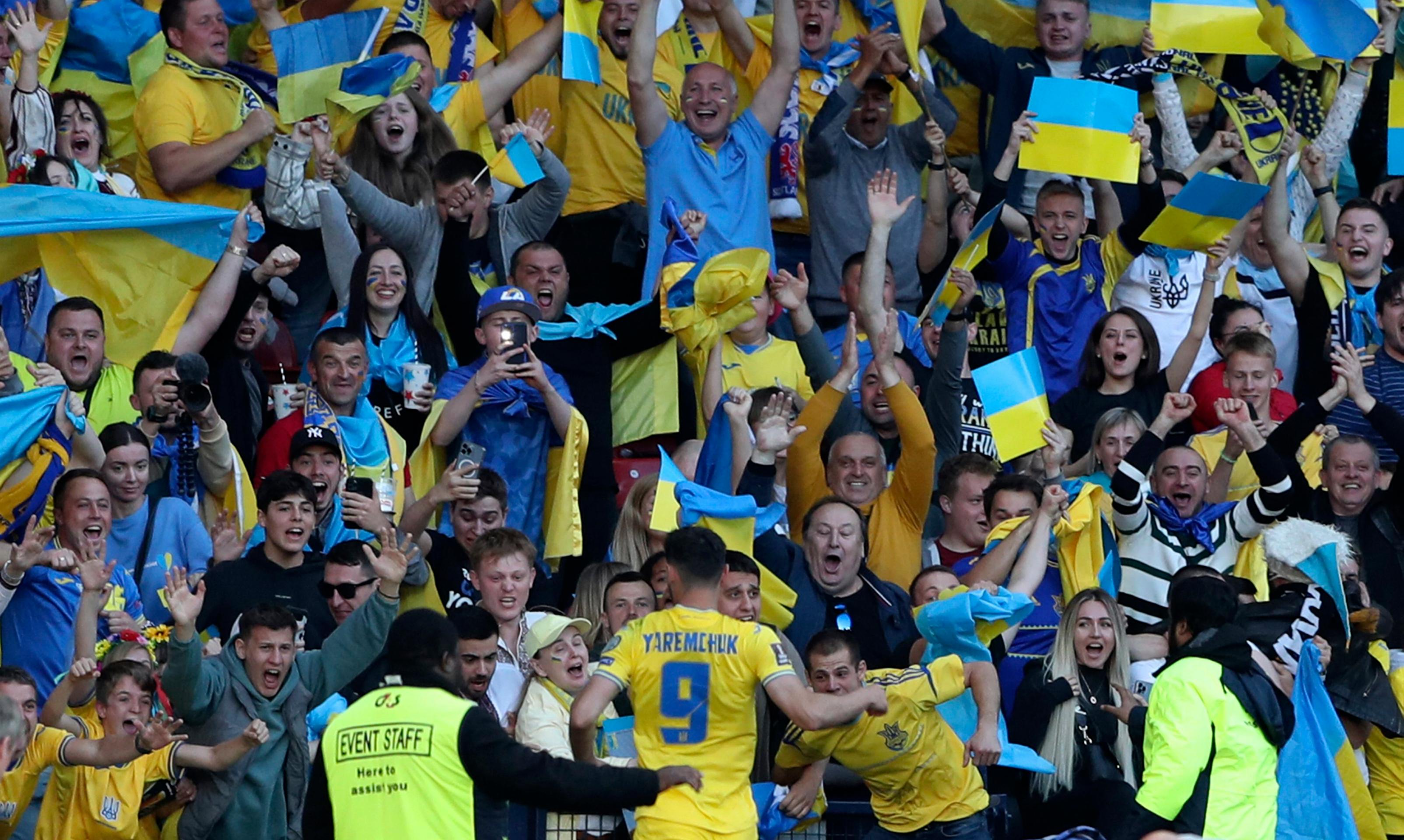 Ukrajinci oslavujú gól v semifinále baráže o postup na MS 2022 na pôde Škótska.