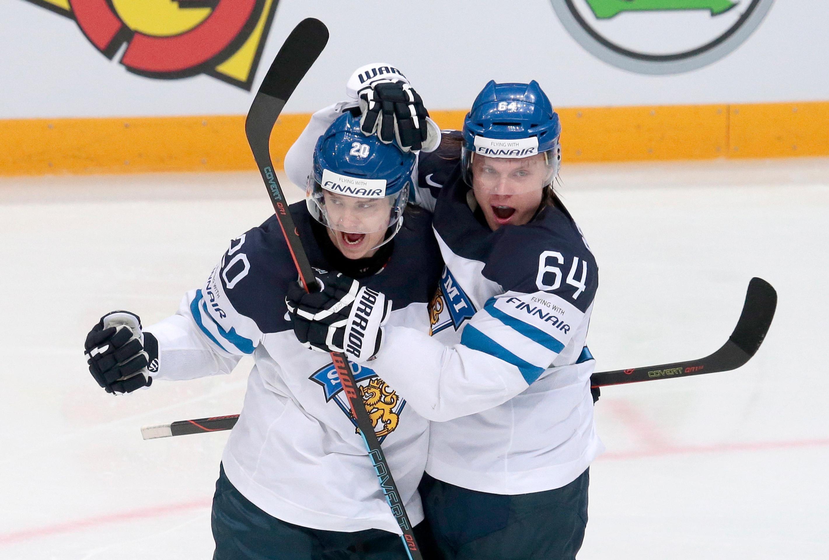Fínsky hráč Sebastian Aho (vľavo) sa teší po strelení vyrovnávajúceho gólu so spoluhráčom Mikaelom Granlundom (vpravo) v semifin