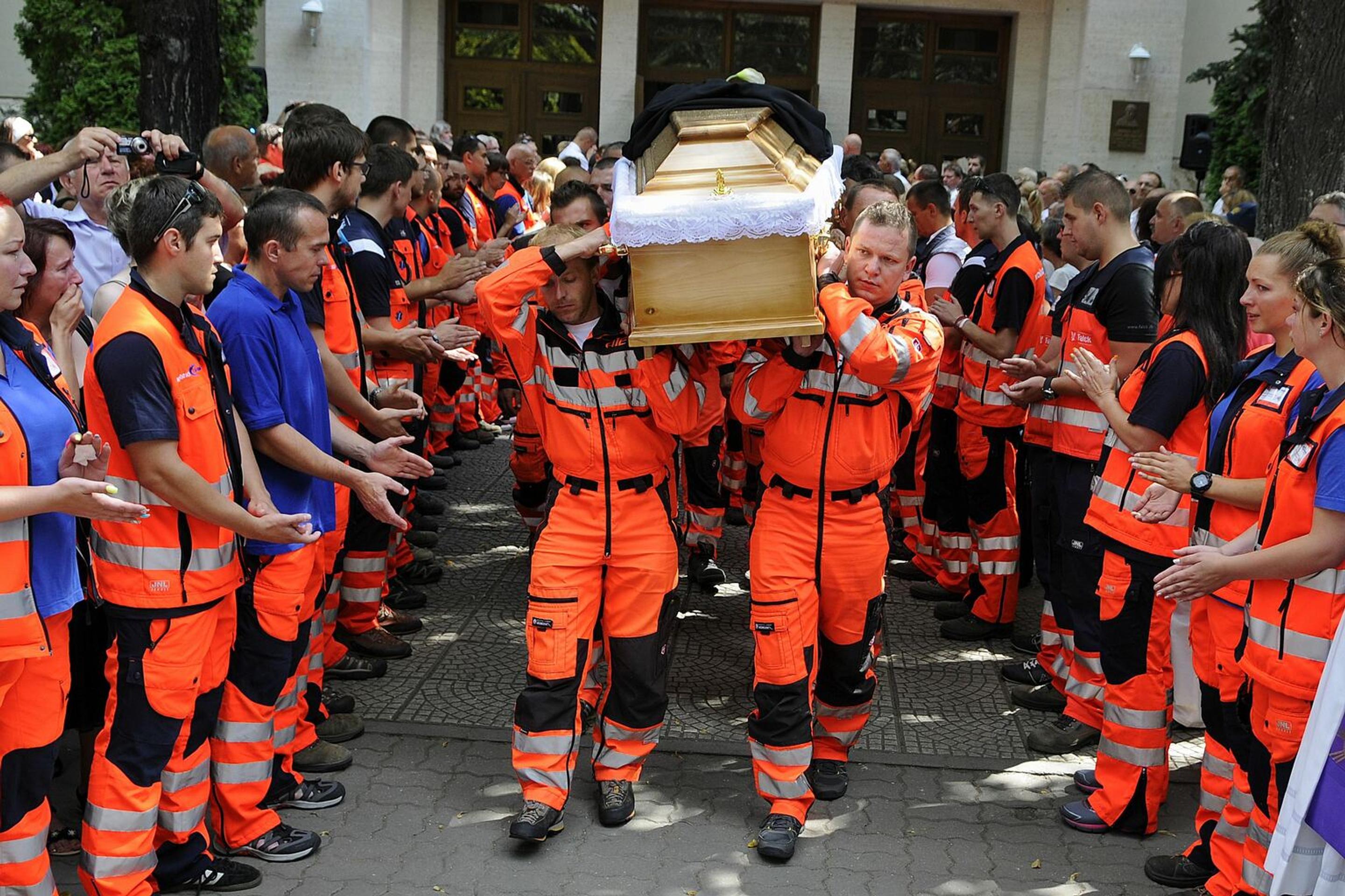 Na snímke leteckí záchranári vynášajú rakvu s pozostatkami svojho kolegu počas rozlúčky