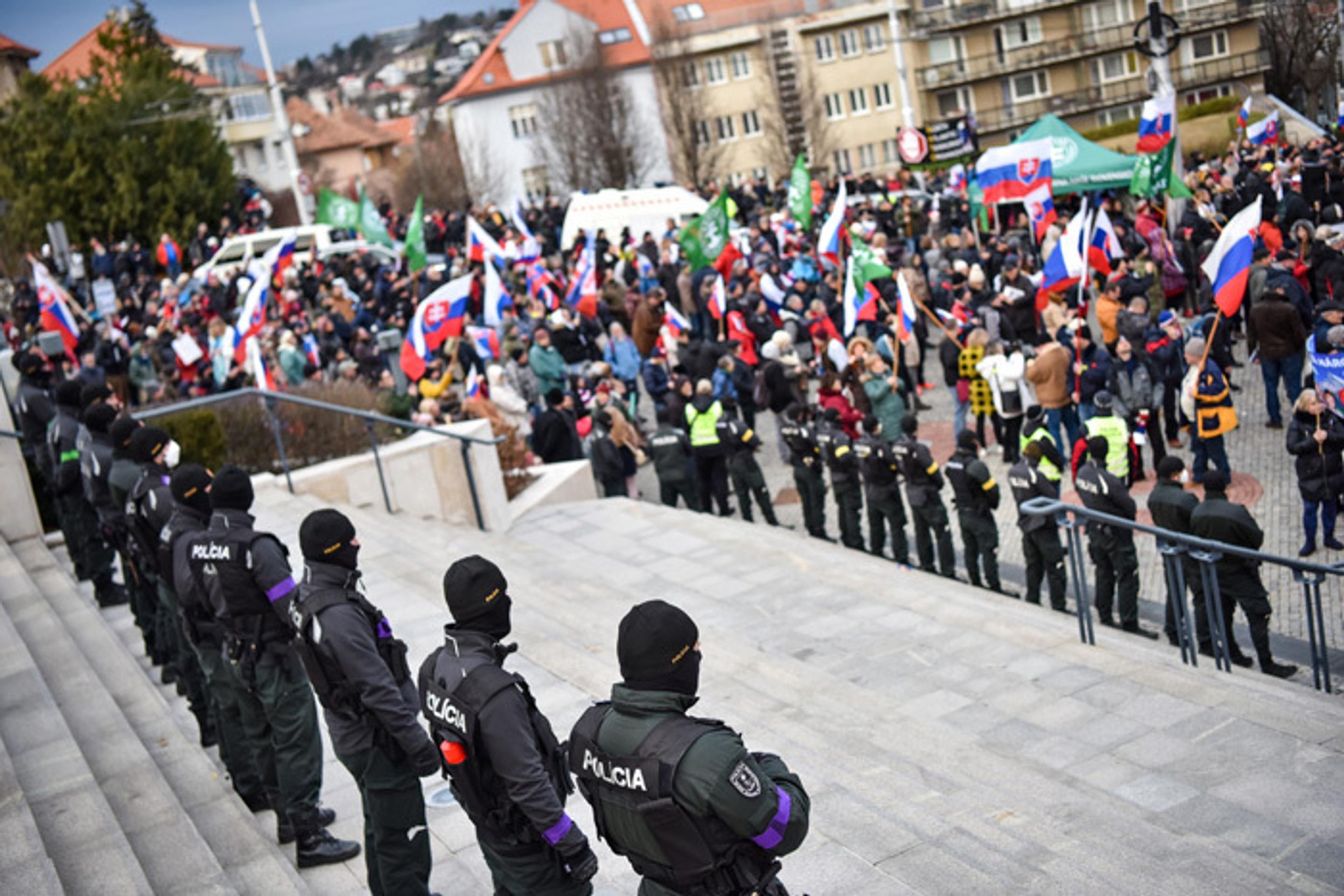 Účastníci protestu proti obrannej dohode s USA pred parlamentom.