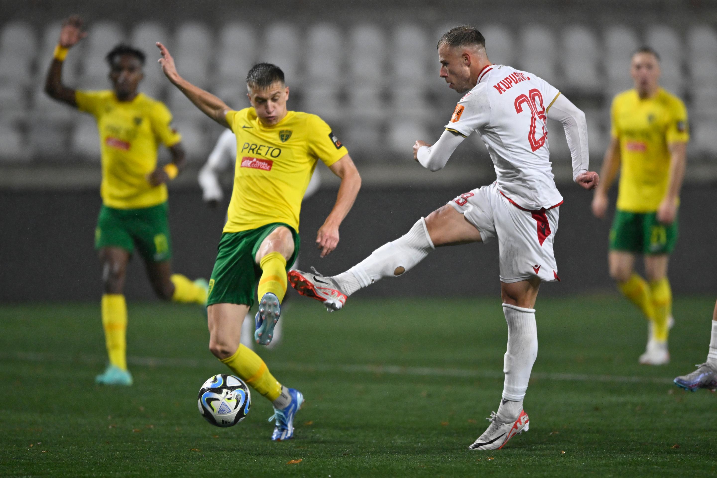 Na snímke uprostred Njegoš Kupusovič (AS Trenčín) strieľa gól, ktorý rozhodca pre ofsajd neuznal.