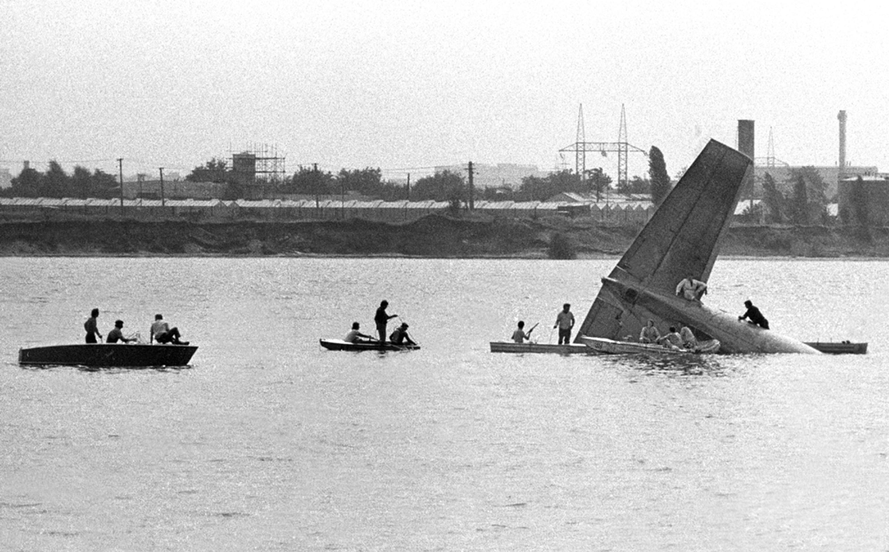 Na snímke z 30. júla 1976 je pohľad na záchranné práce po leteckom nešťastí pri Bratislave..jpg