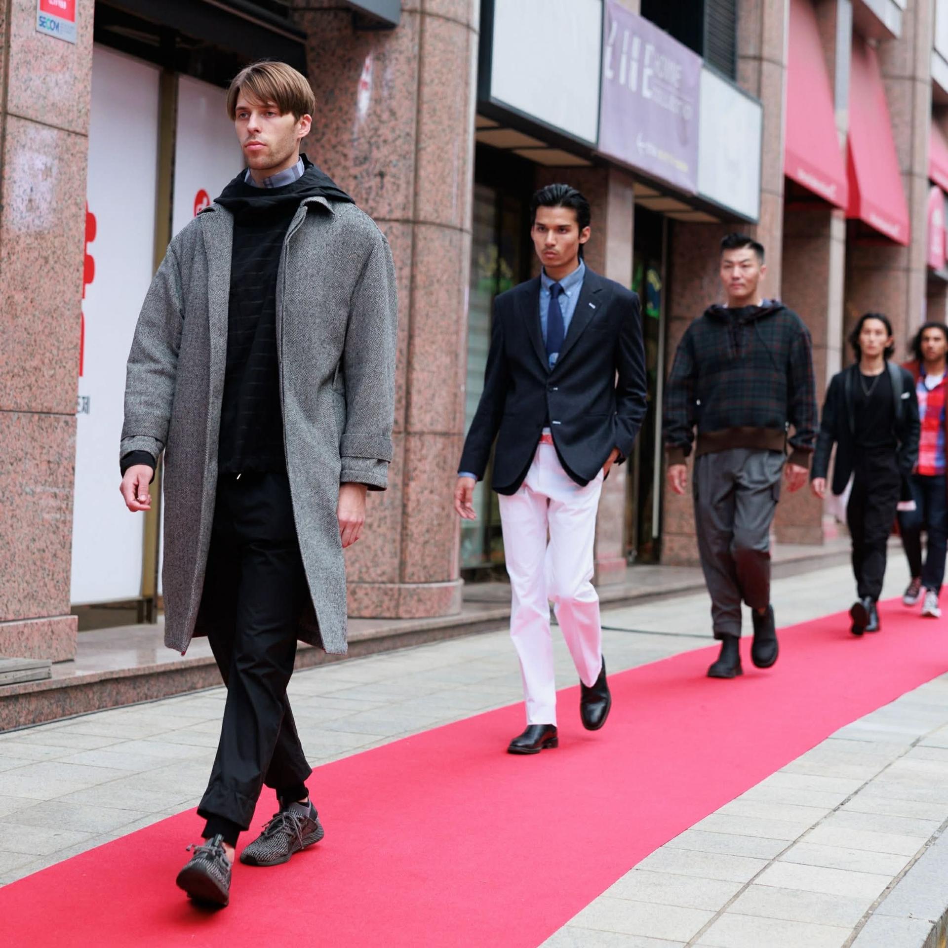 Igor pracuje ako model a herec v Soule.