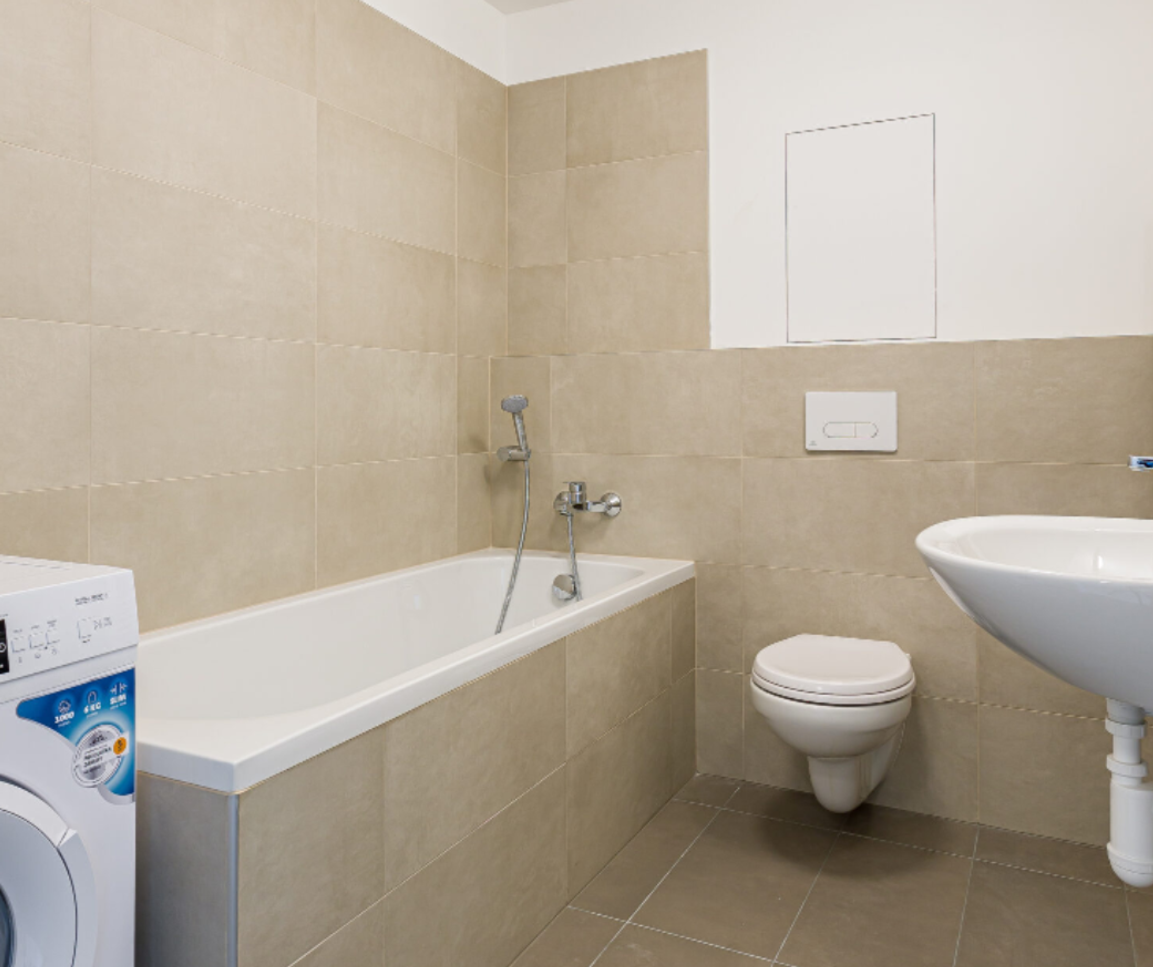 Kúpeľňa v jednoizbovom byte.