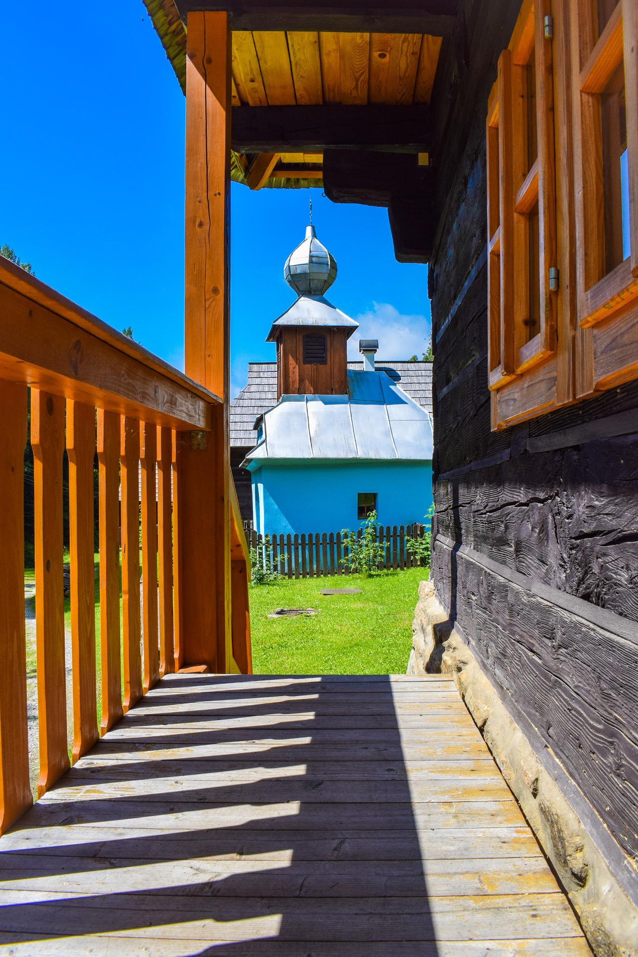 Výhľad z drevenice na miestny kostolík