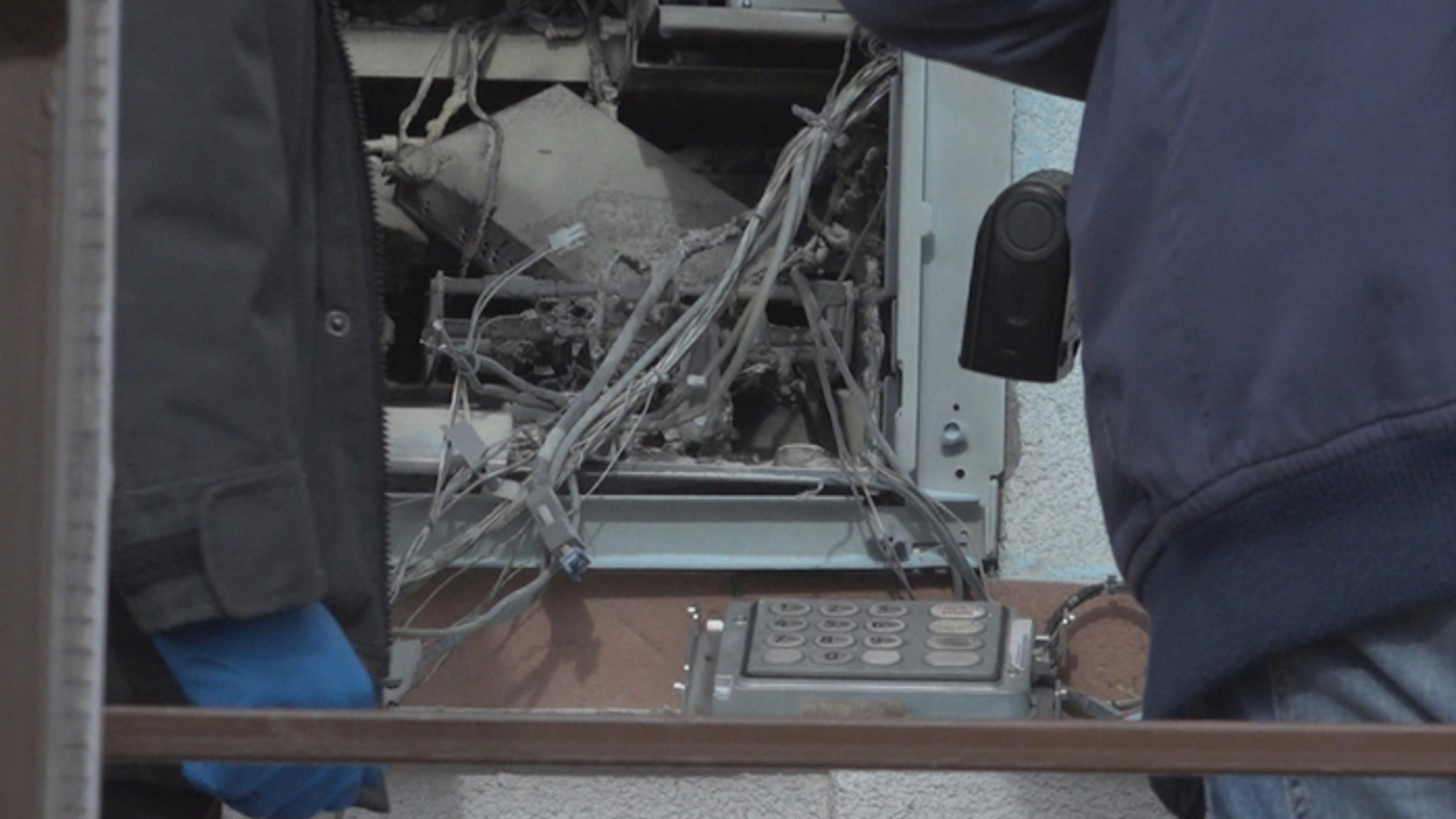 Vybuchnutý bankomat v obci Okoč.