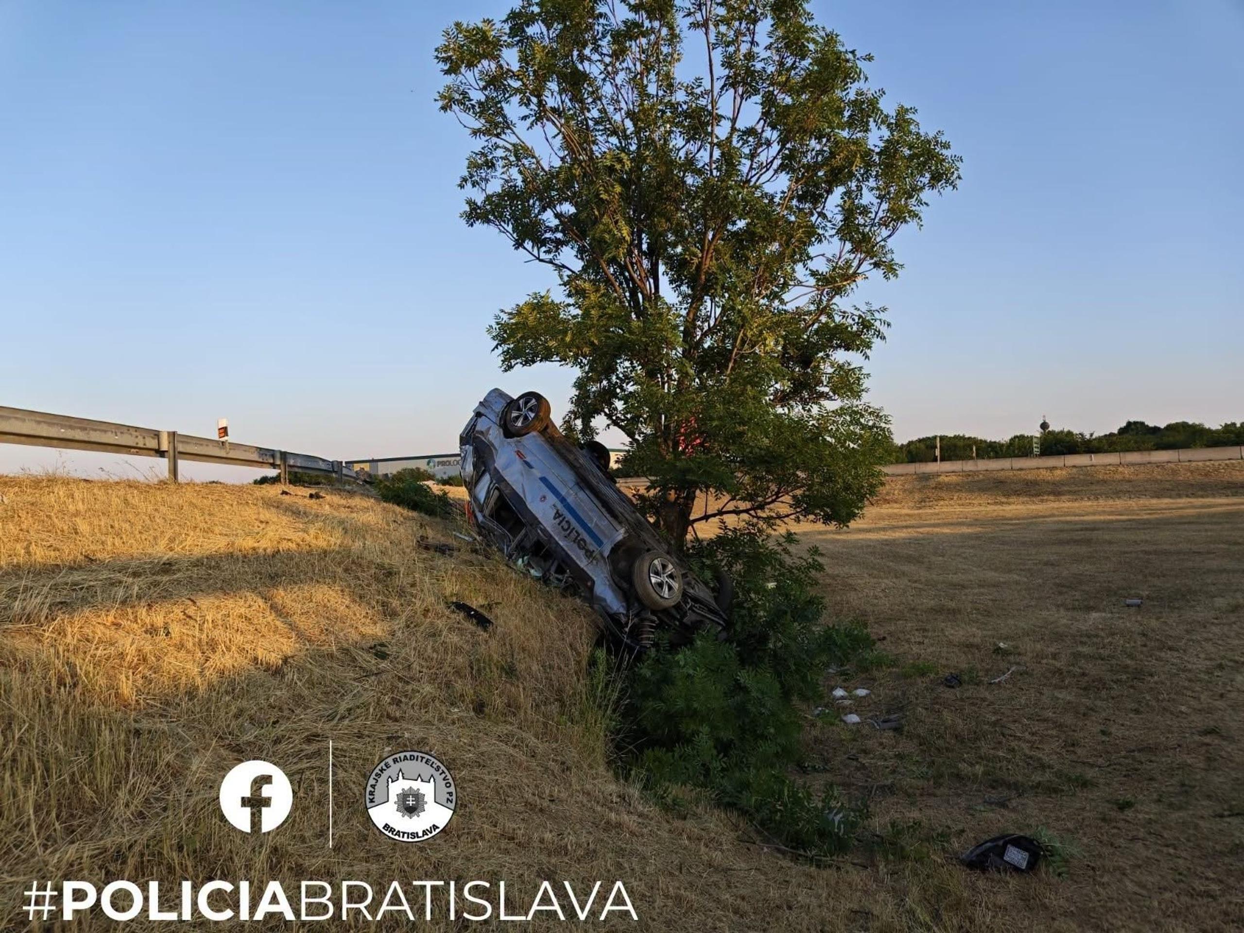 Nehoda policajného auta na D1.