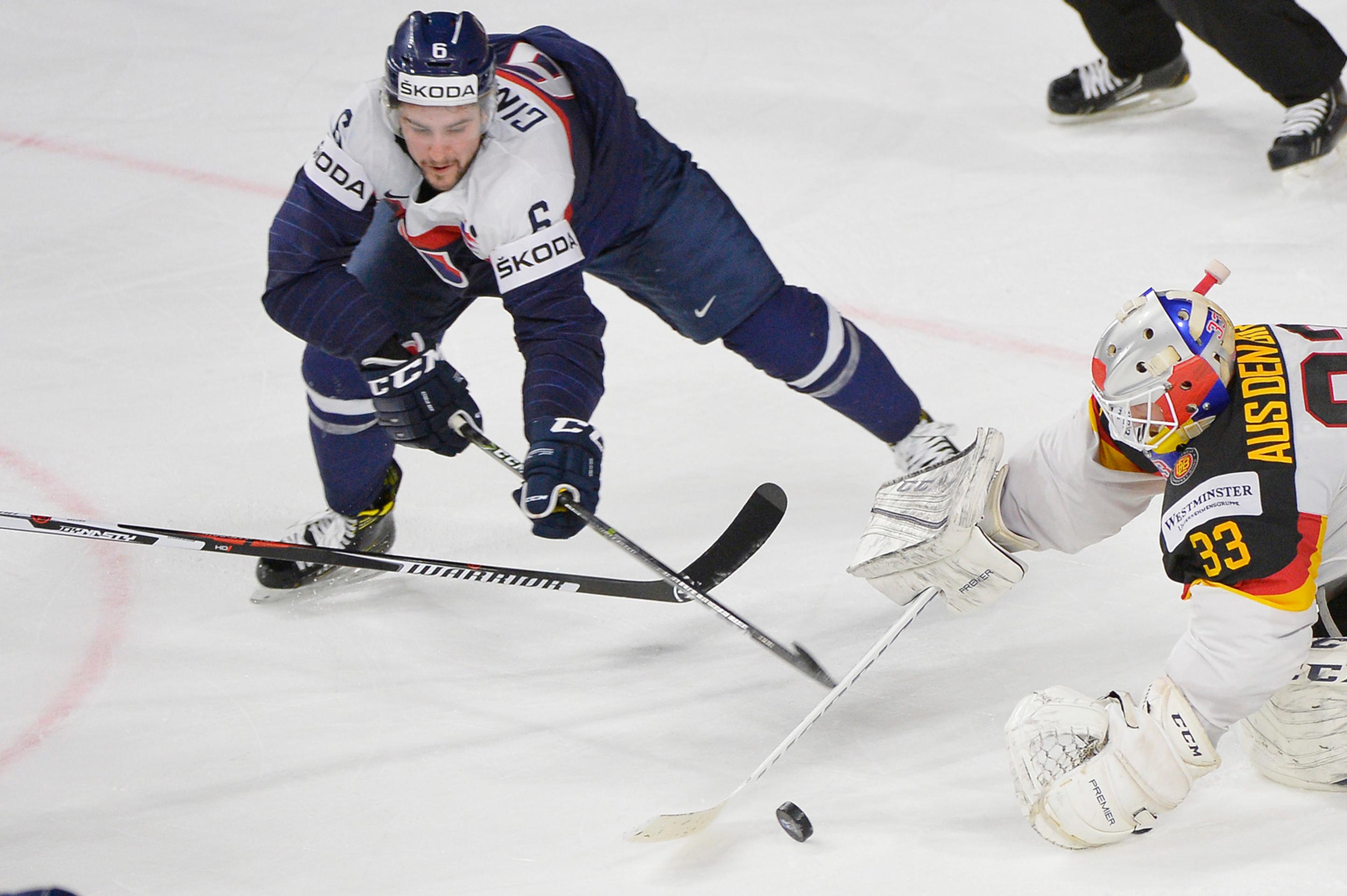 Lukáš Cingel (vľavo) sa snaží skórovať do nemeckej bránky v dueli na MS 2017.