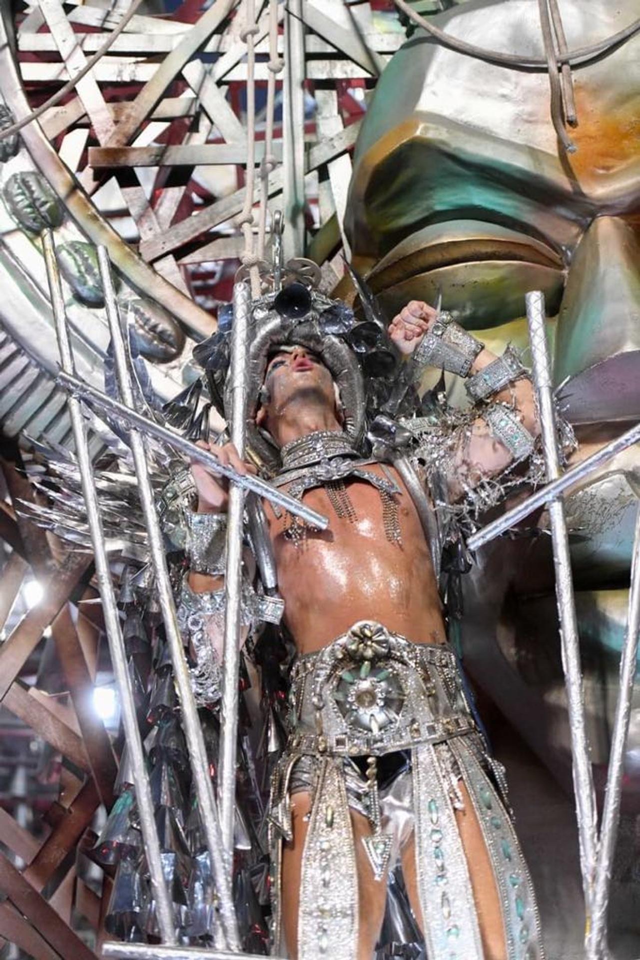 Lukáš v sprievode. 