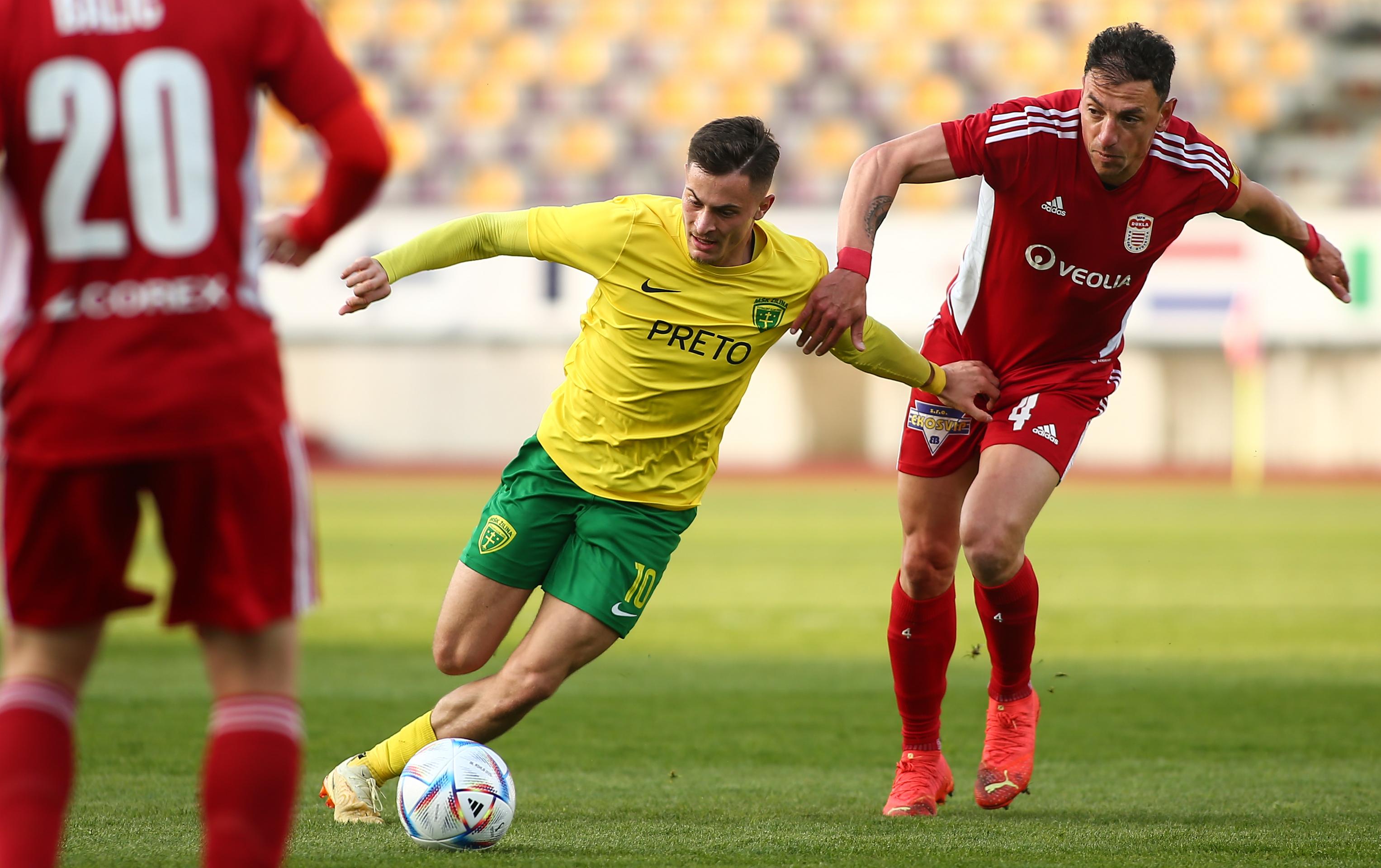 Zľava Adrián Kaprálik (Žilina) a Nicolas Ezequiel Gorosito (Banská Bystrica) v zápase 7. kola skupiny o titul vo Fortuna lige.