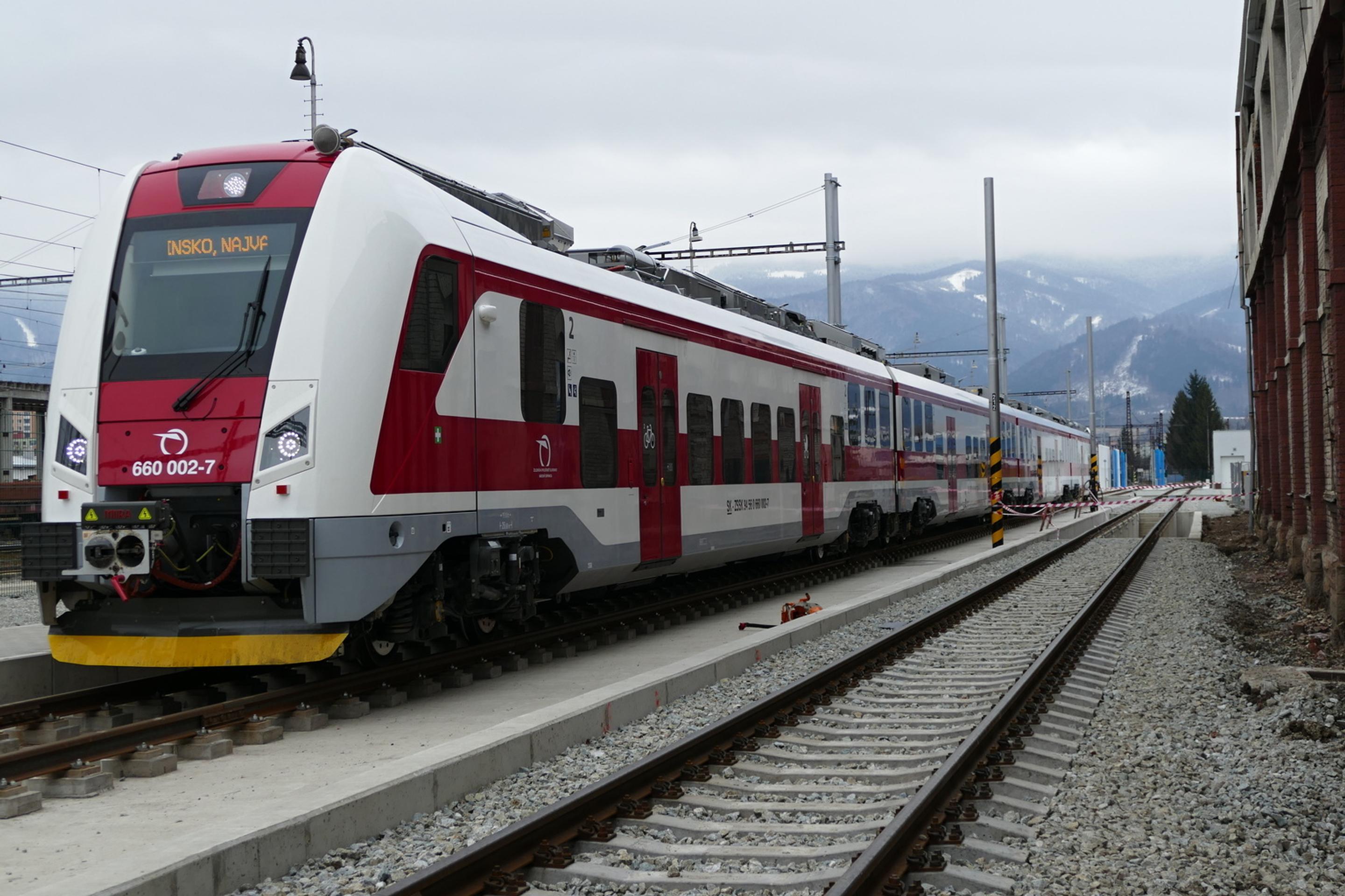 Na snímke nová elektrická jednotka