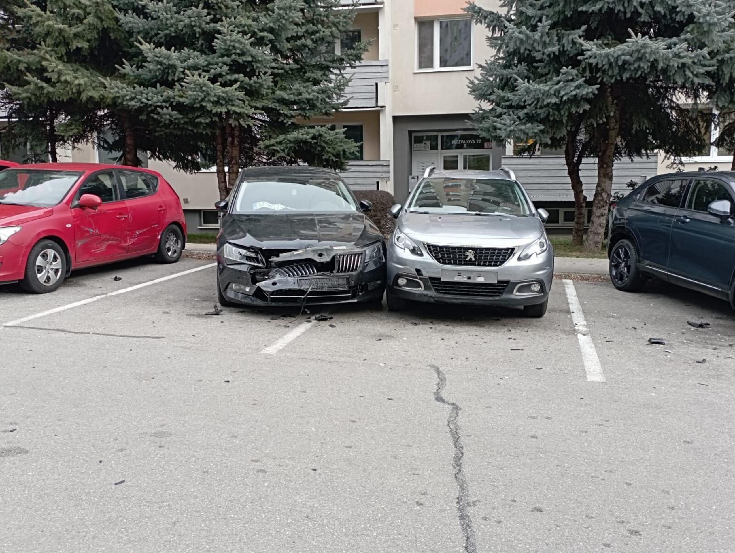 Mladík nabúral päť áut.