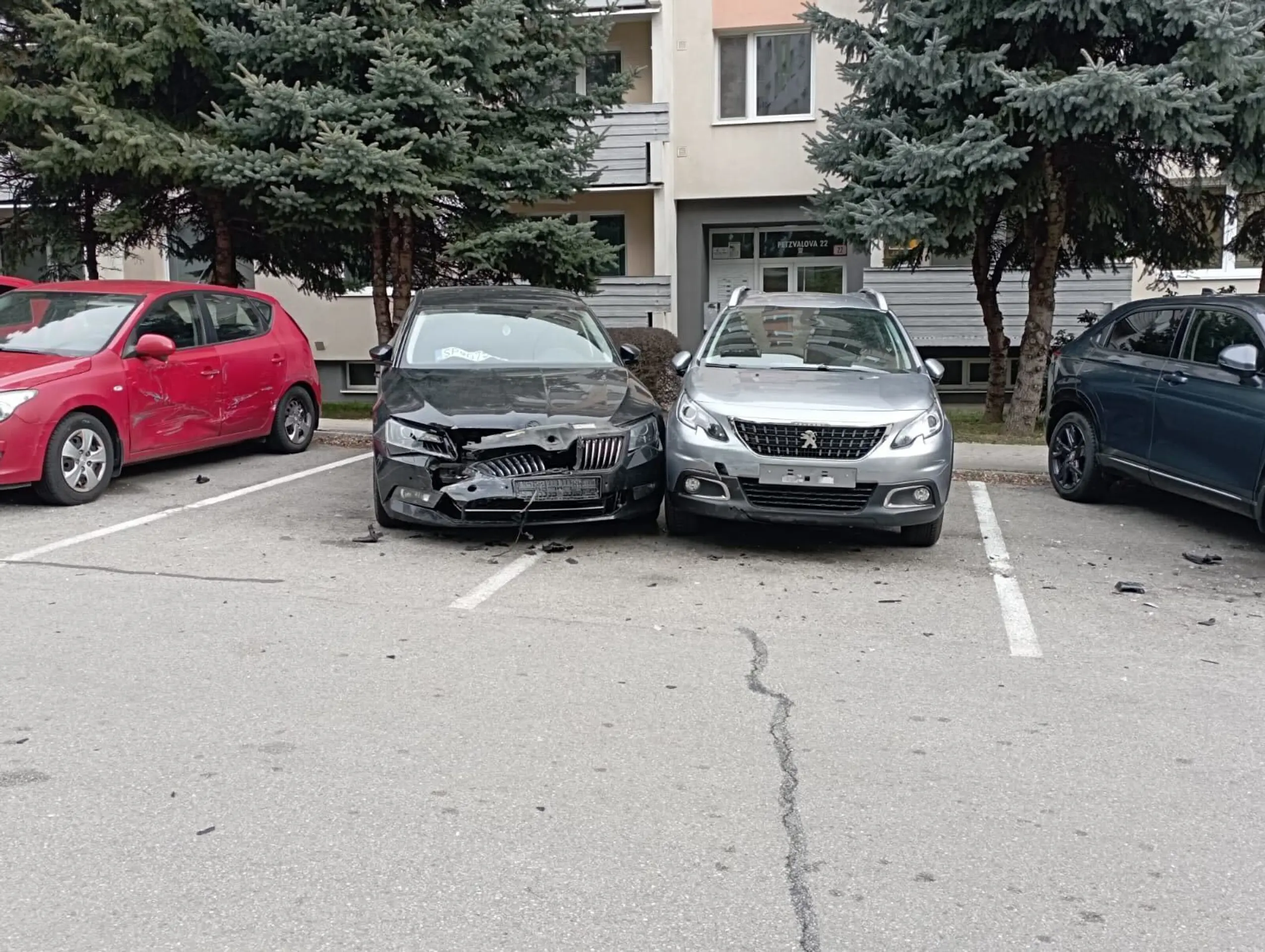 Mladík nabúral päť áut.