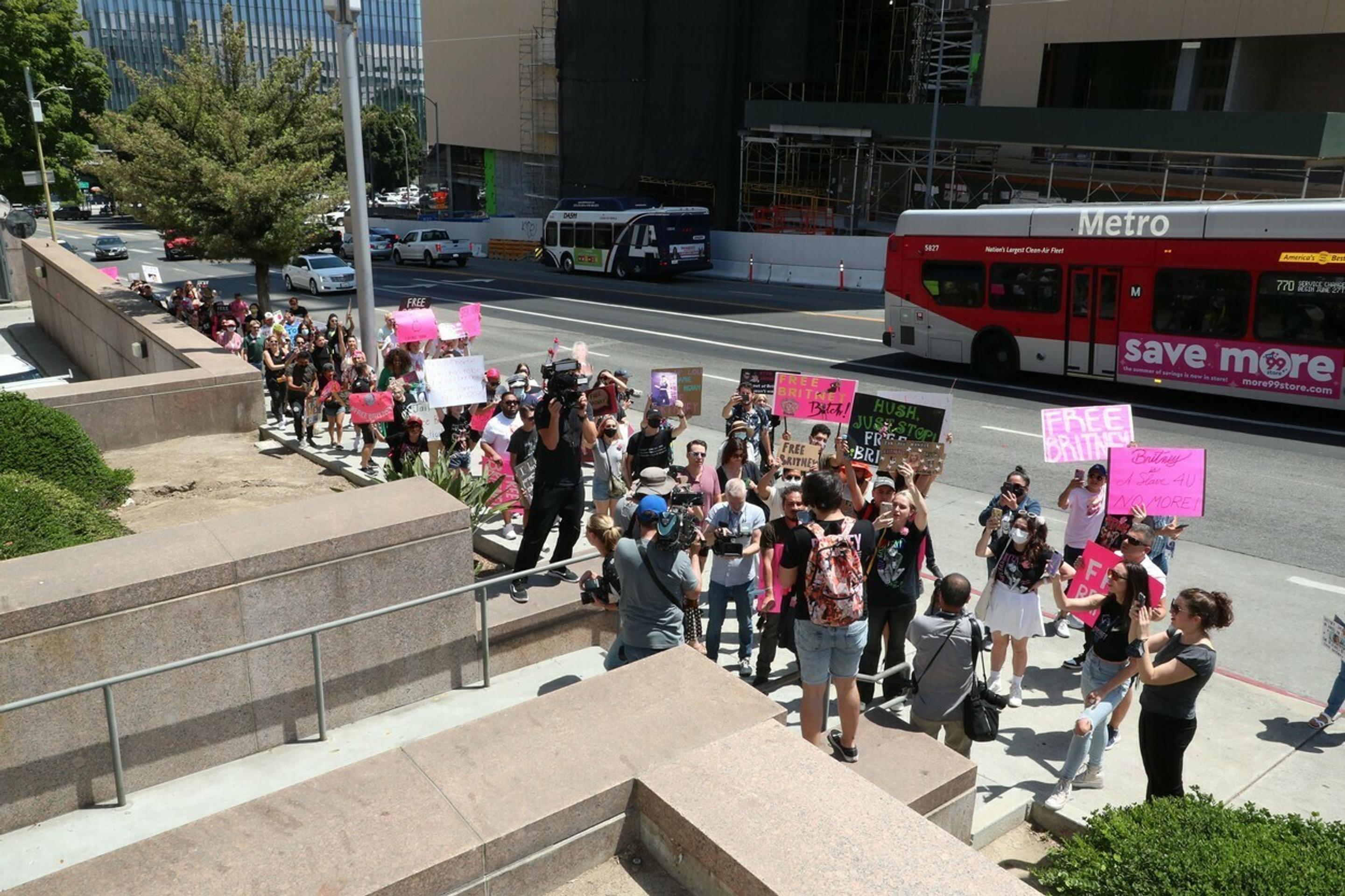 Fanúšikovia Britney Spears pred losangelským súdom (23. jún 2021)