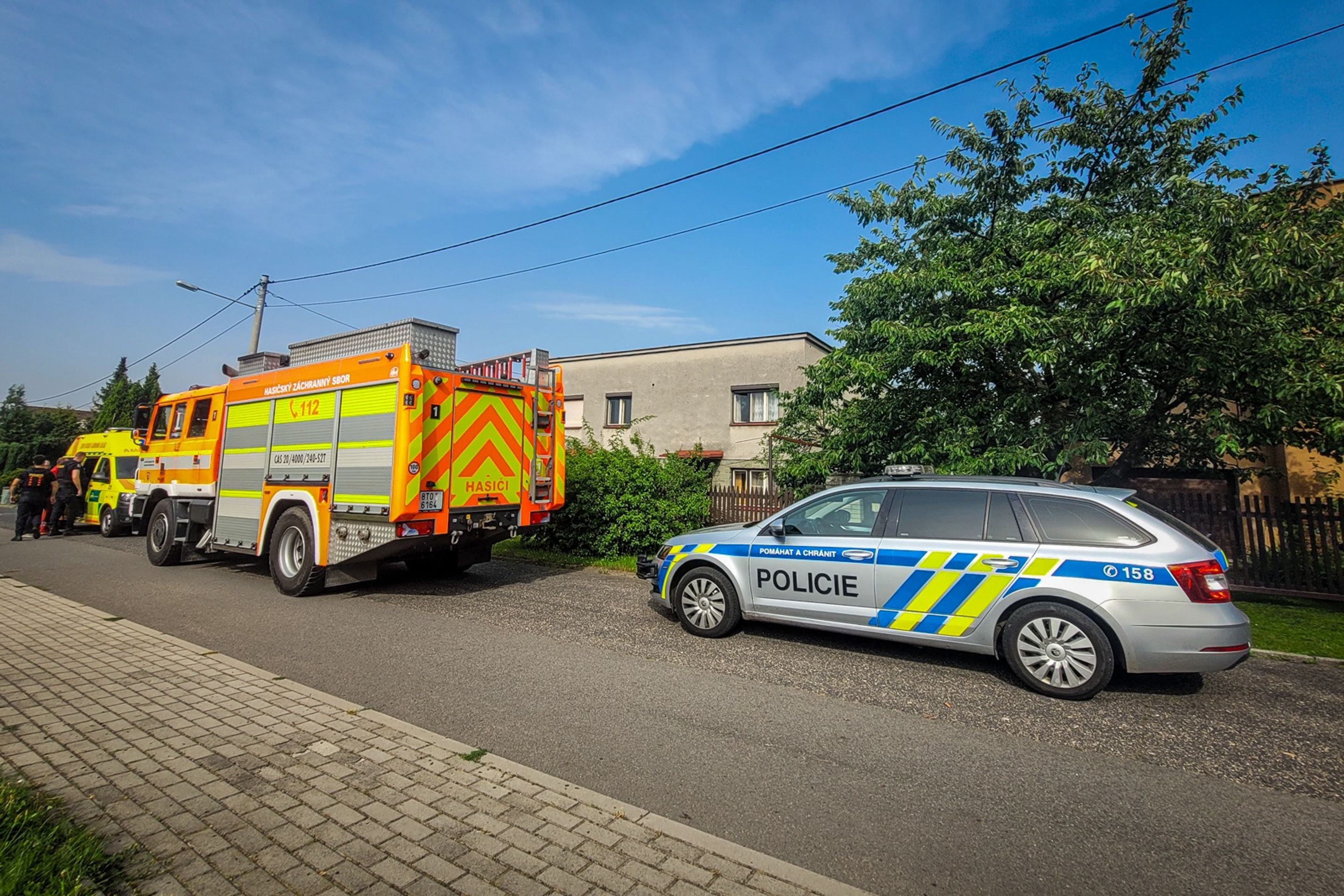 Muž vo Frýdku-Místku uviazol v rozpálenom aute.