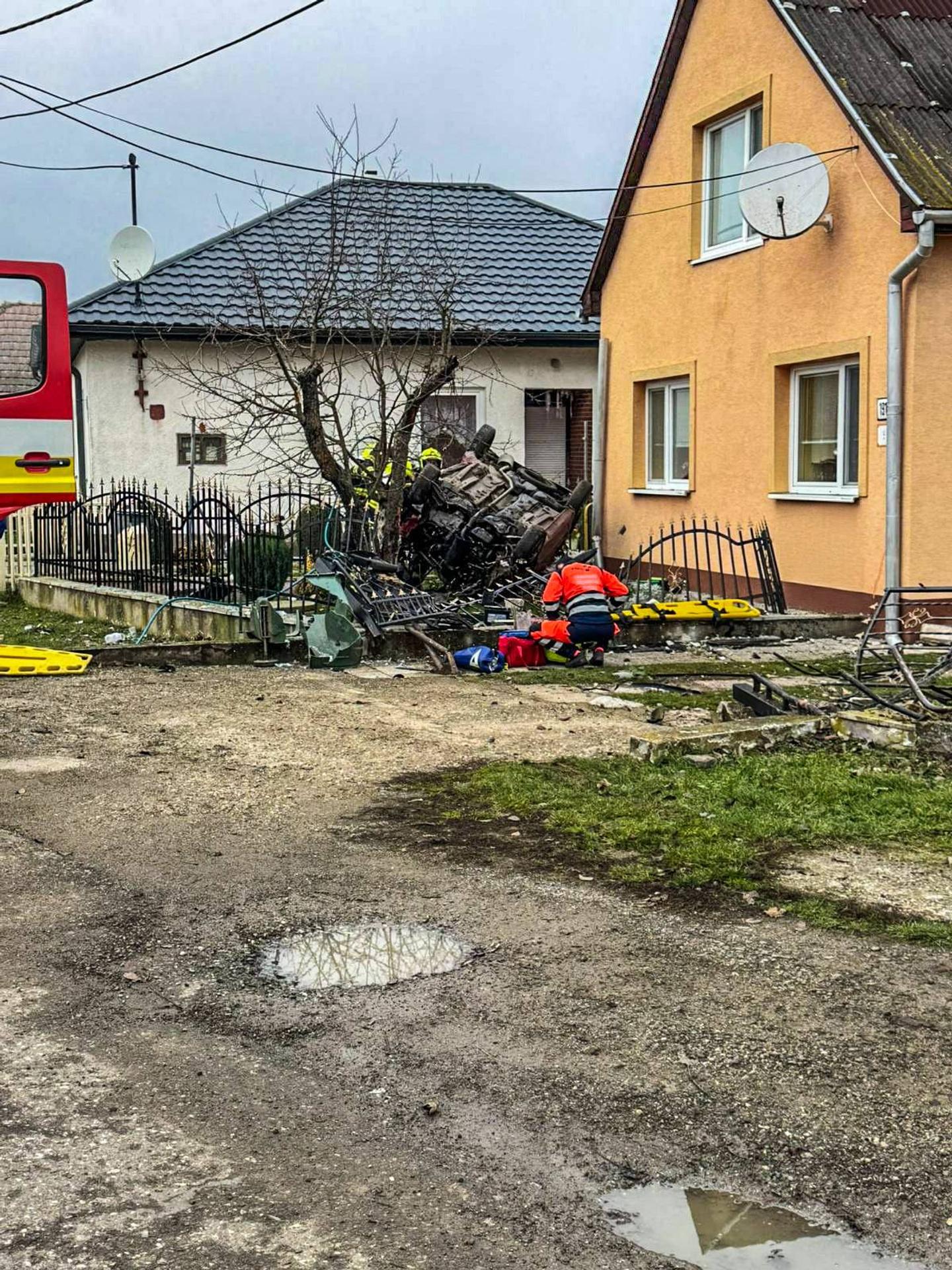 Auto skončilo na streche