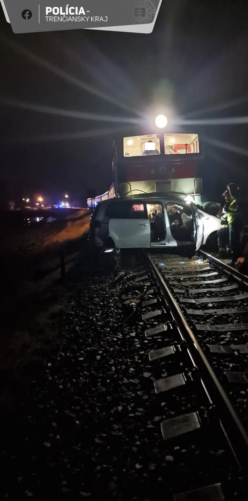 Zrážka vlaku s osobným autom neďaleko Prievidze.