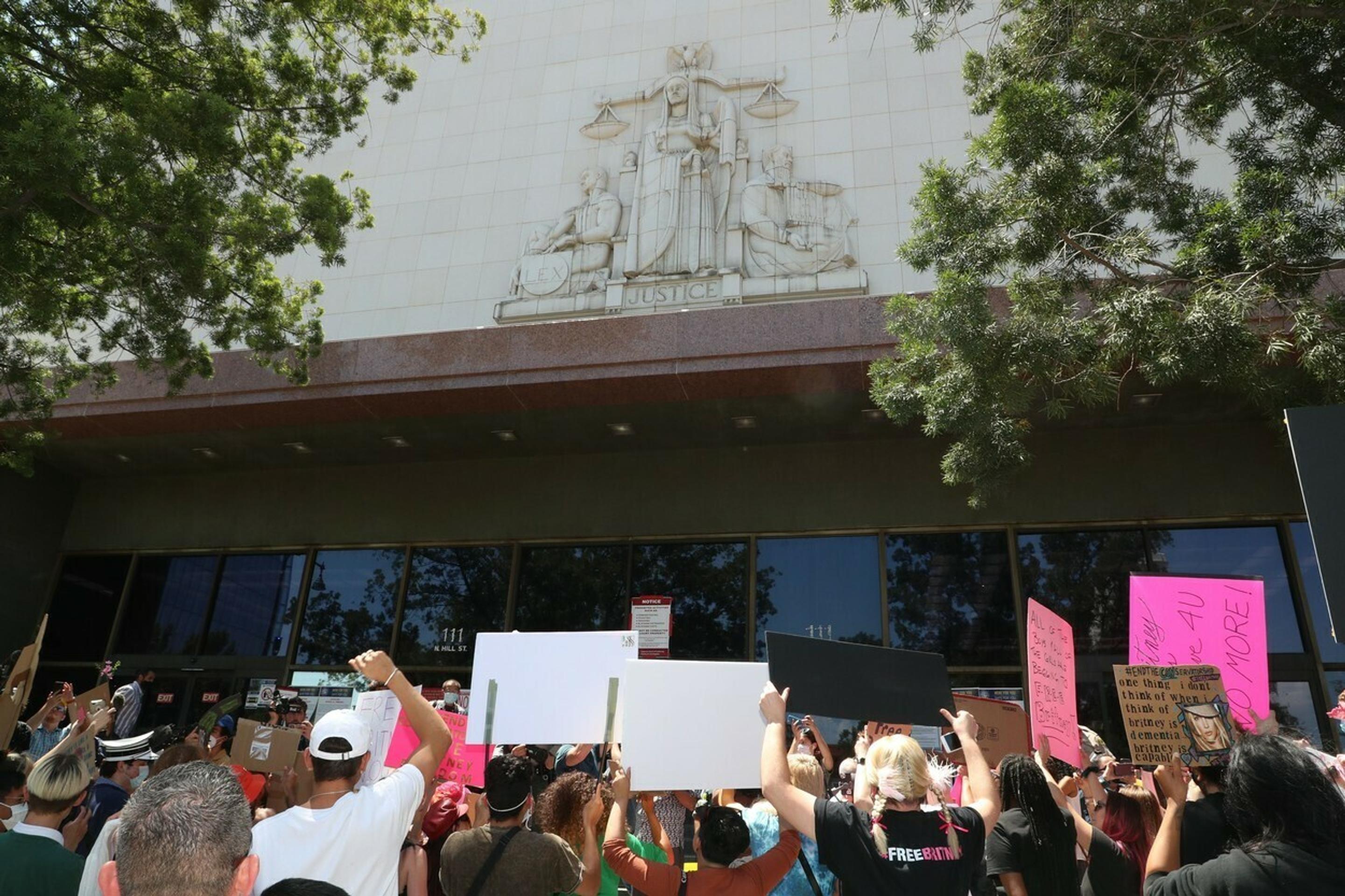 Fanúšikovia Britney Spears pred losangelským súdom (23. jún 2021)