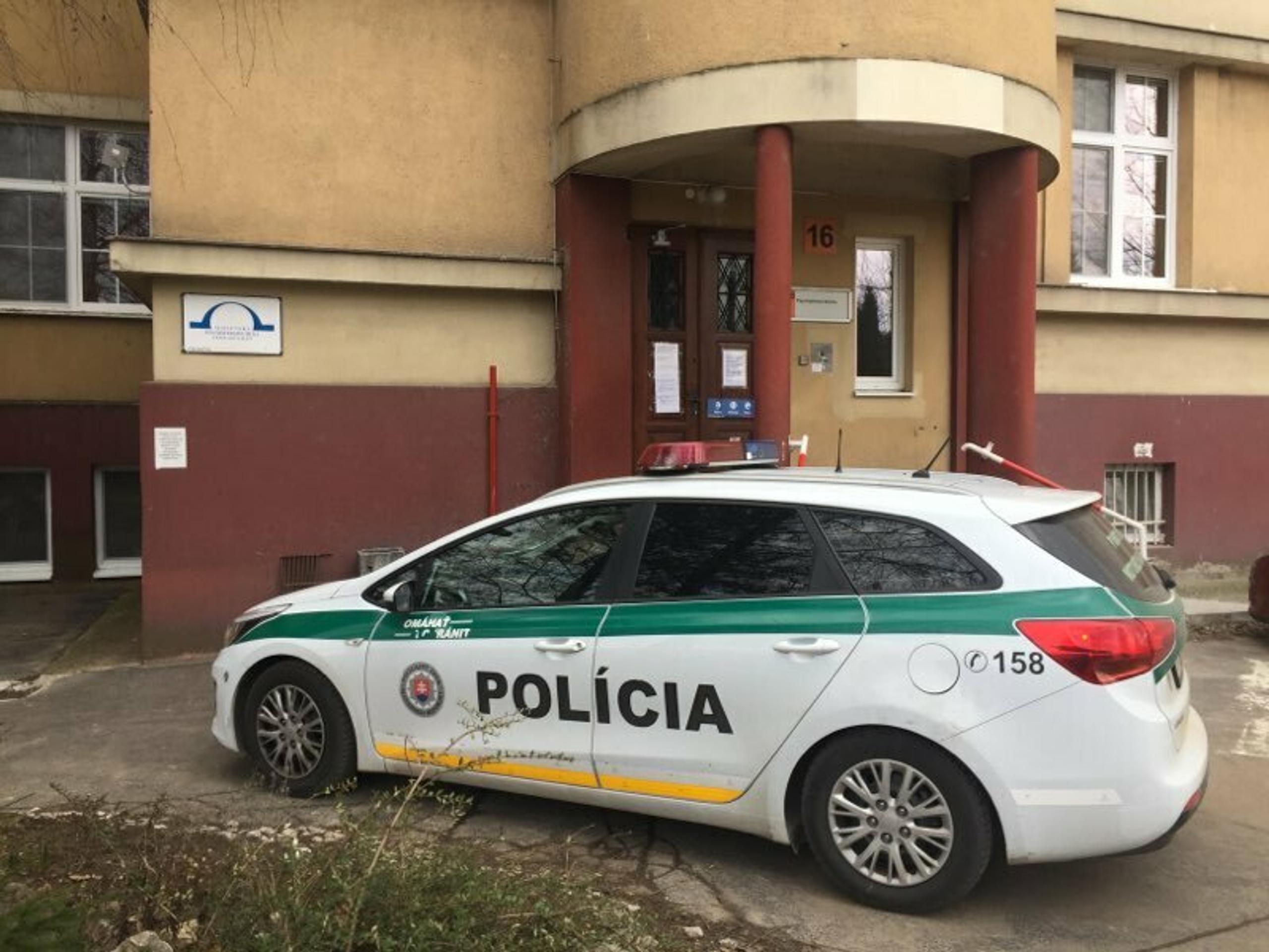 Policajné auto pred trenčianskou nemocnicou.