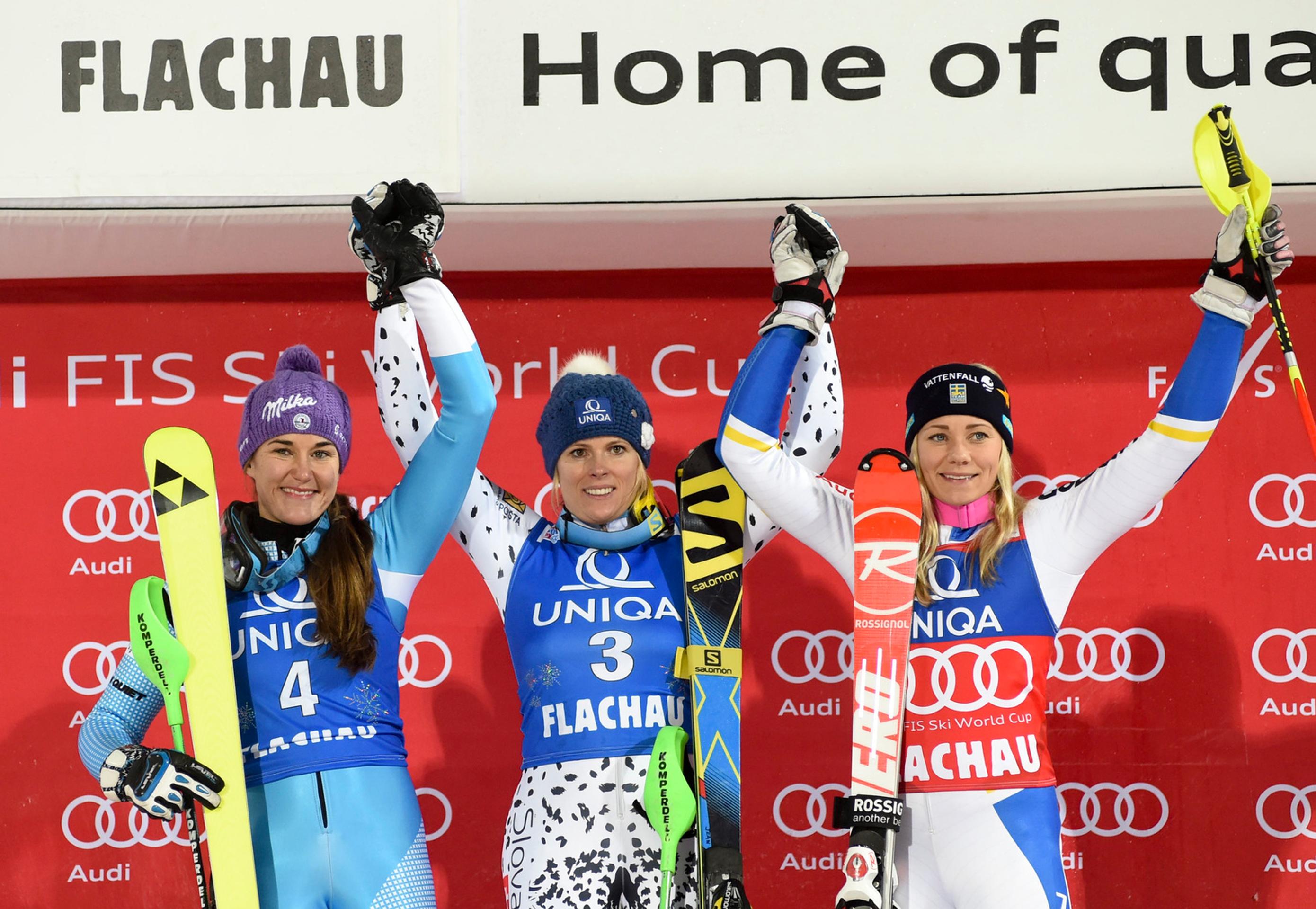 Víťazka nočného slalomu vo Flachau Veronika Velez-Zuzulová, druhá Češka Šárka Strachová a Švédka Frida Hansdotterová (vpravo).