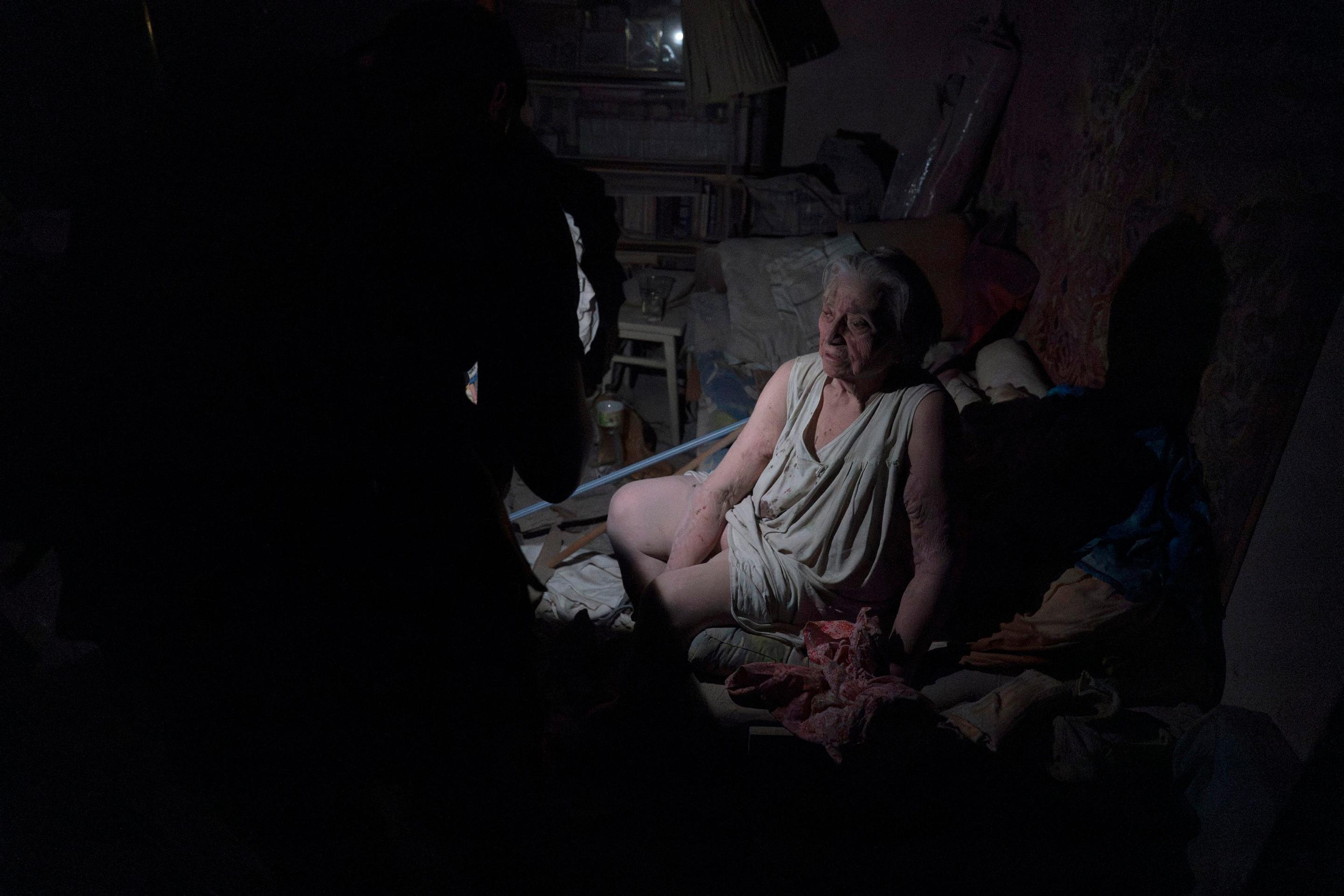 Žena v byte v meste Odesa ťažko poškodenom po ruskom útoku. 