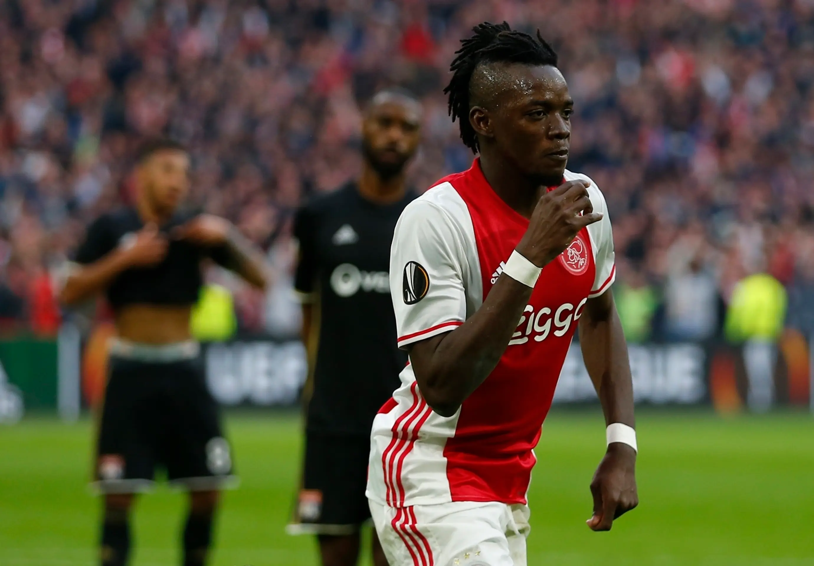 Útočník Ajaxu Bertrand Traoré sa teší z gólu proti Lyonu v semifinále EL. 