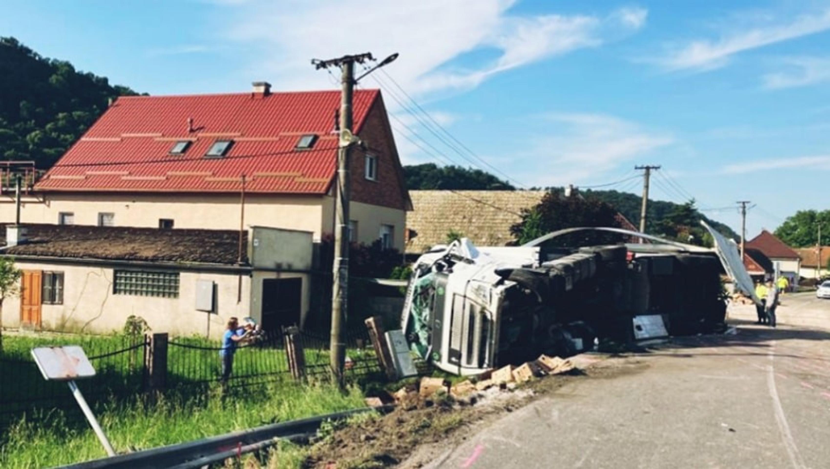 Zrážka vlaku s nákladiakom.