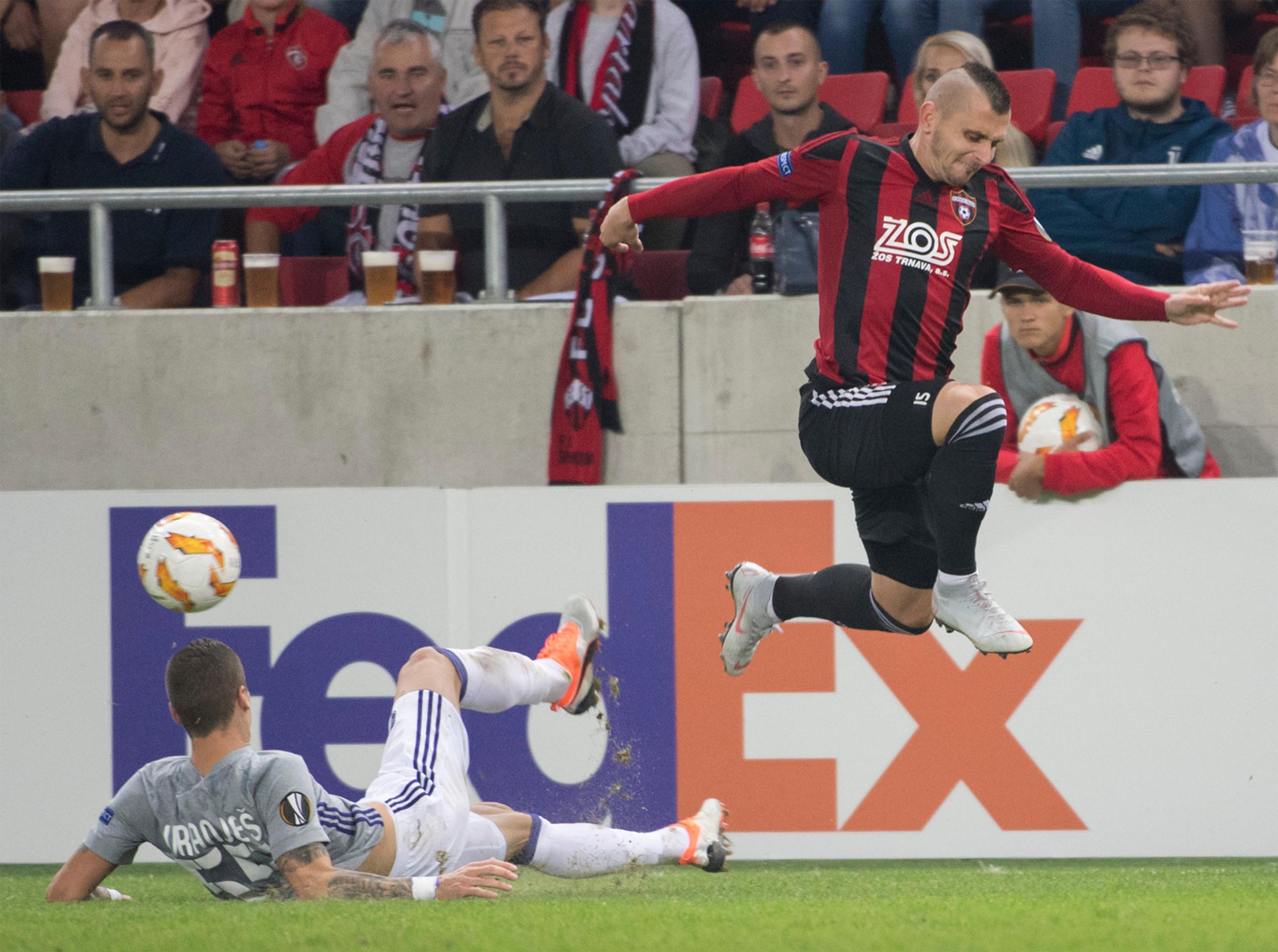 Vpravo Matúš Čonka z Trnavy v súboji s Ognjenom Vranješom z Anderlechtu v dueli EL.