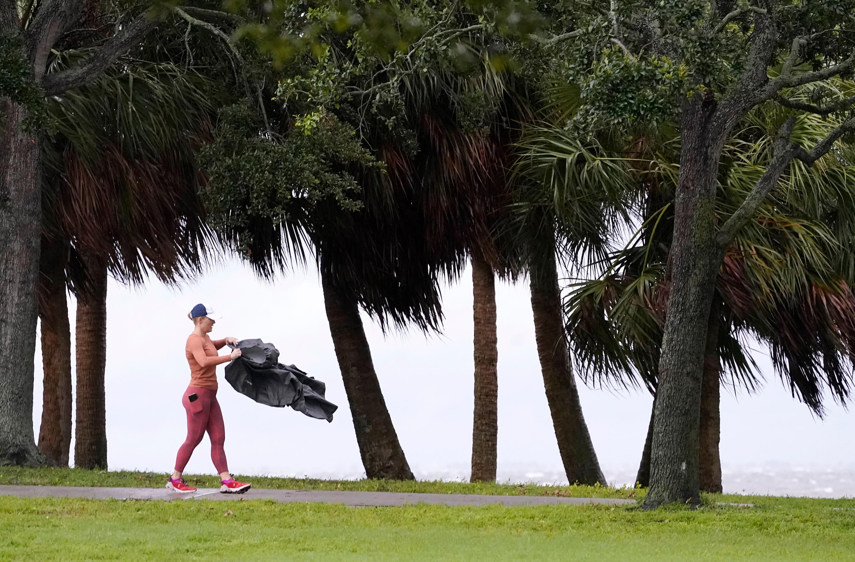 Príchod hurikánu Ian.