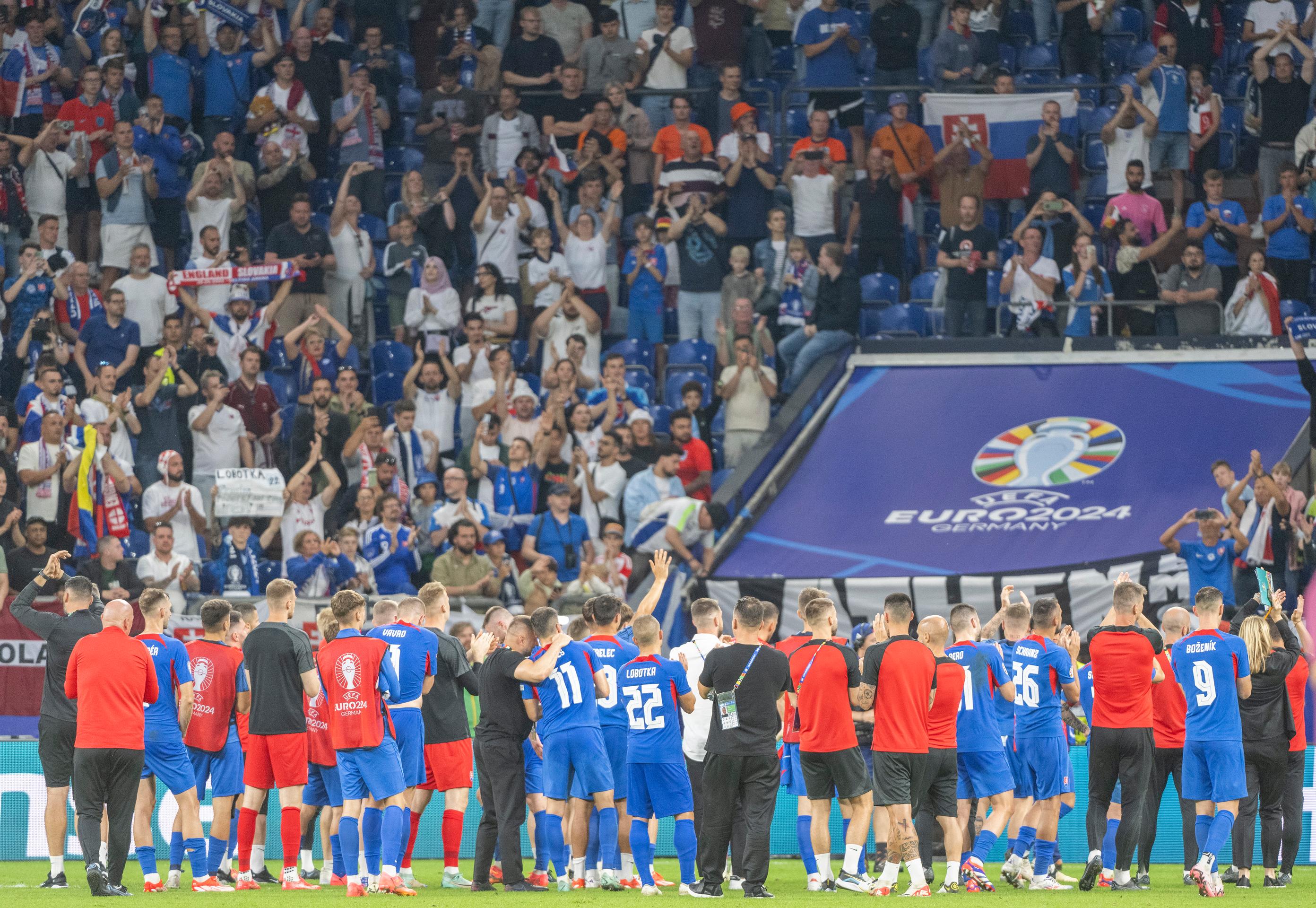 Slovenskí futbalisti ďakujú fanúšikom po osemfinále ME 2024 proti Anglicku.