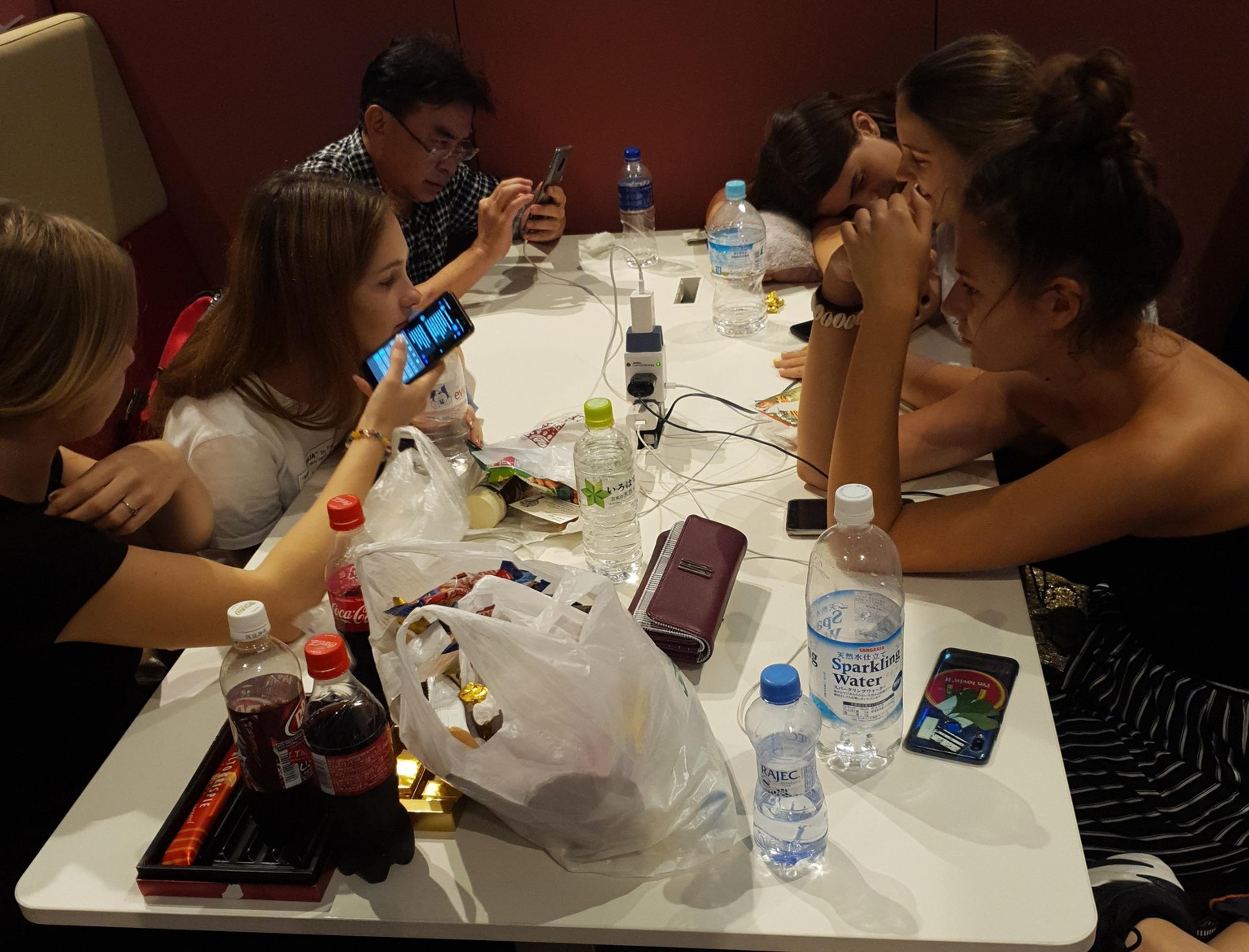 Spevácky zbor Cantica nova uviazol v Tokiu na letisku