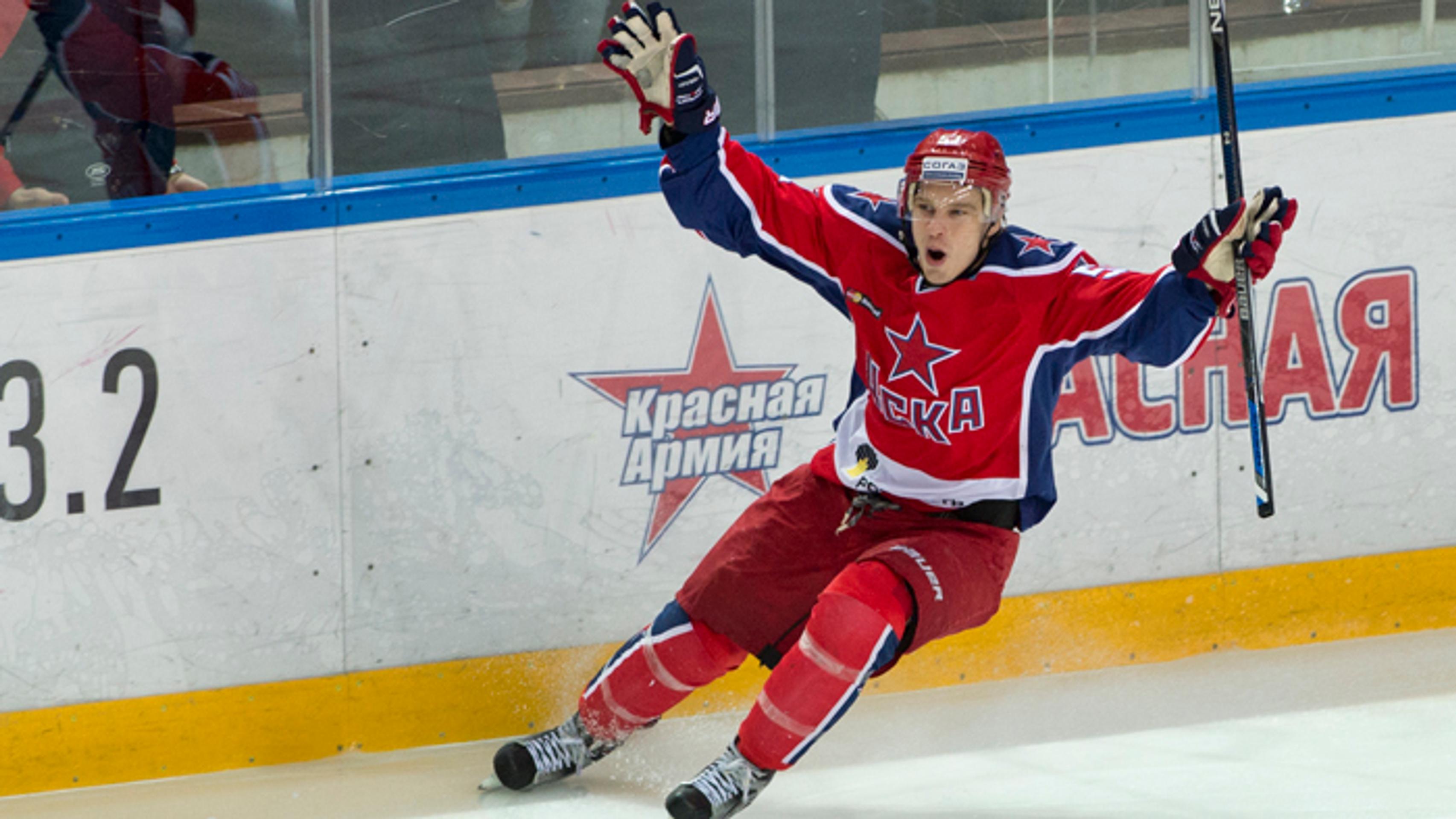Hokejista CSKA Moskva Antti Pihlström sa teší po strelení víťazného gólu v predĺžení druhého stretnutia 1. kola play off proti H