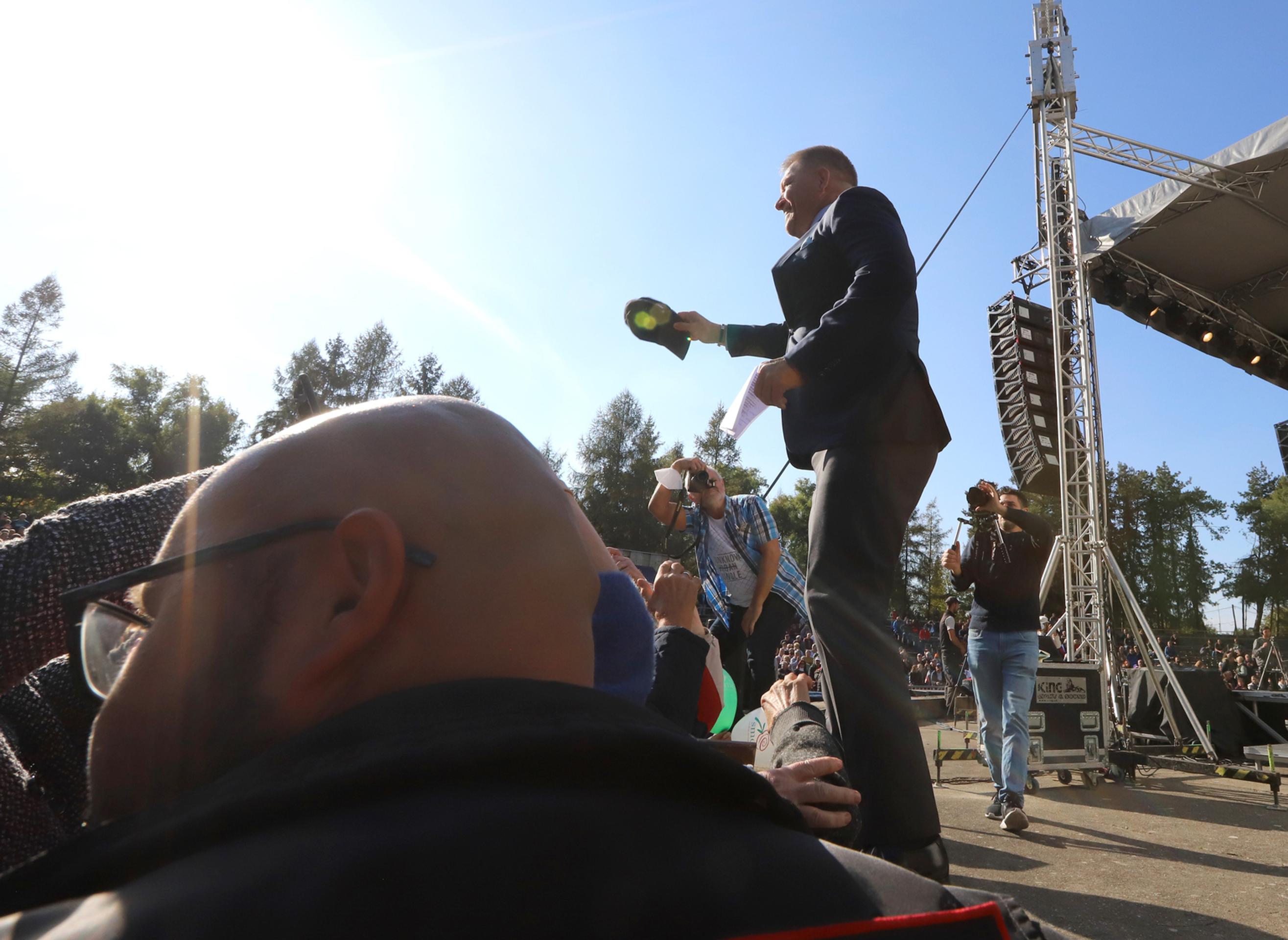 Protivládny čapicový protest Smeru.